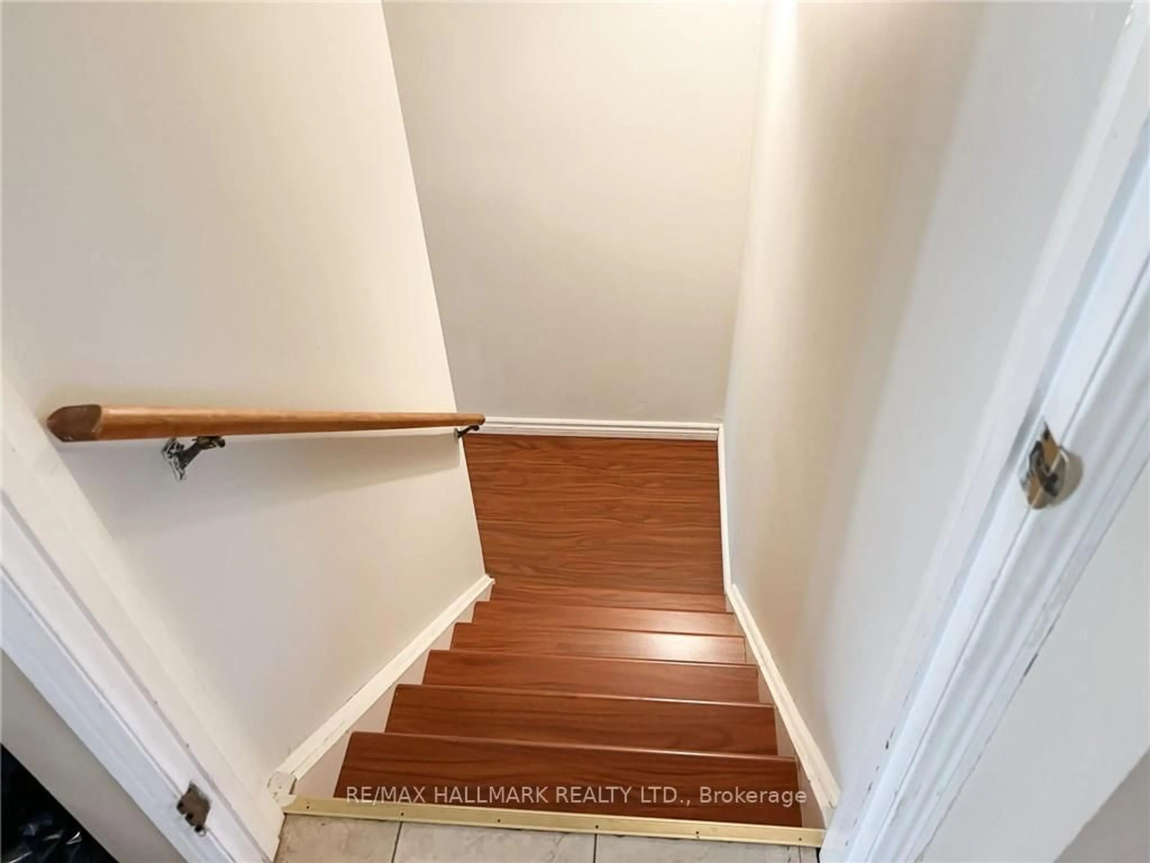 Stairs for 108 Broughton Ave, Hamilton Ontario L8W 3S7
