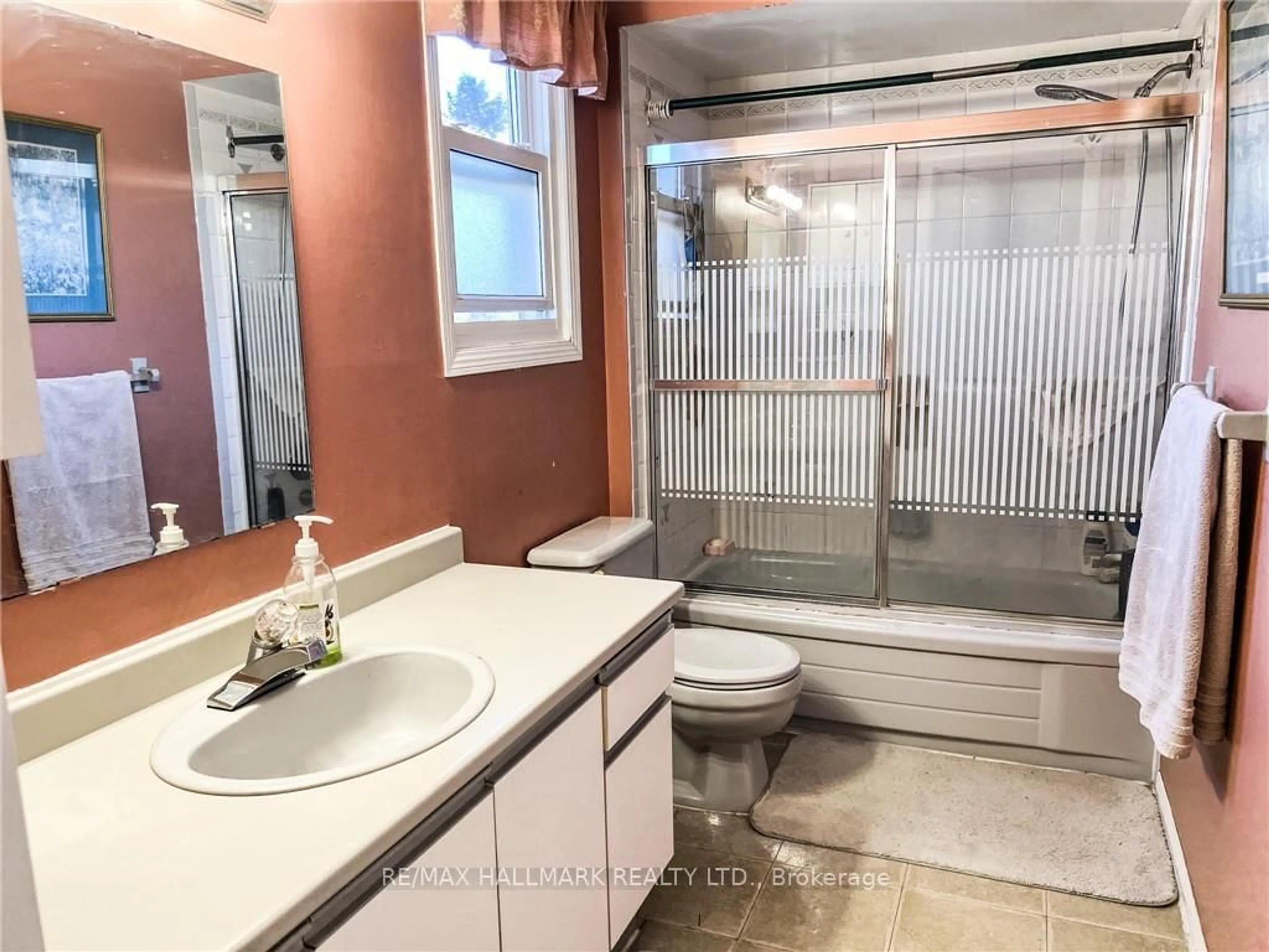 Standard bathroom, ceramic/tile floor for 108 Broughton Ave, Hamilton Ontario L8W 3S7
