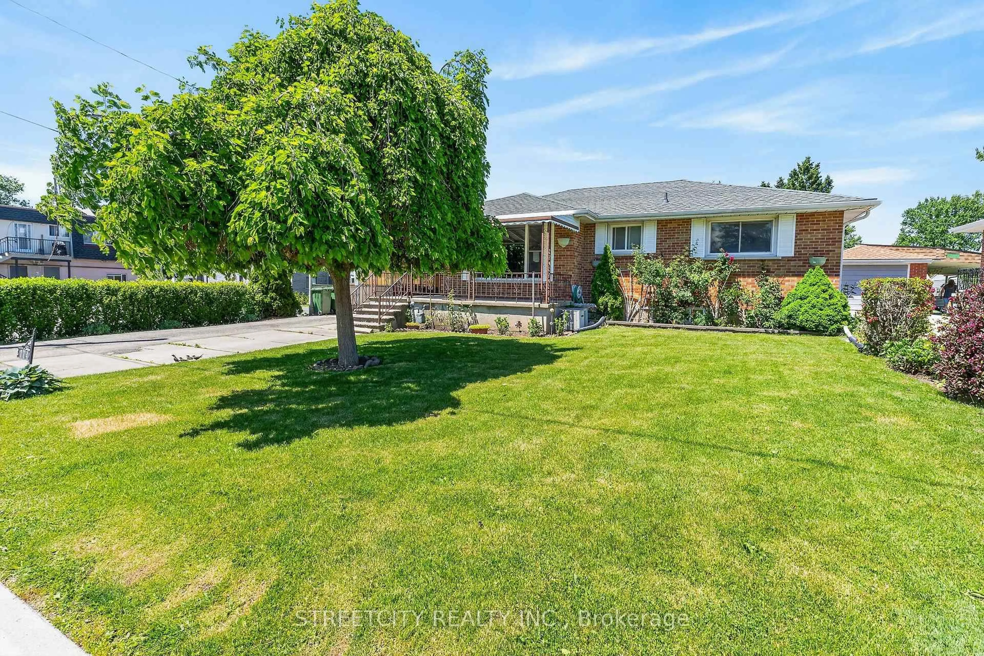 A pic from outside/outdoor area/front of a property/back of a property/a pic from drone, street for 174 Myrtle St, St. Thomas Ontario N5R 2G9