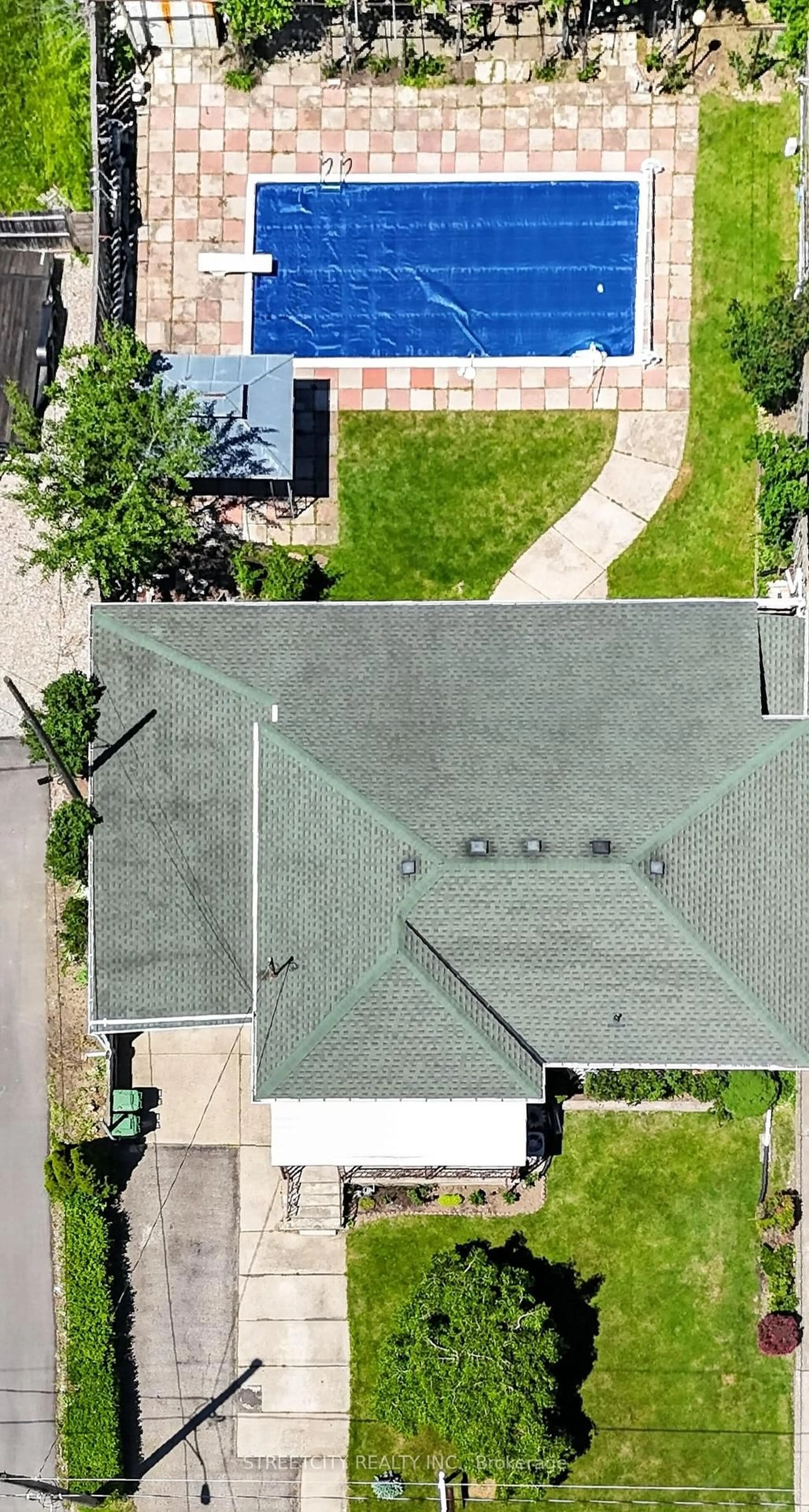 A pic from outside/outdoor area/front of a property/back of a property/a pic from drone, street for 174 Myrtle St, St. Thomas Ontario N5R 2G9