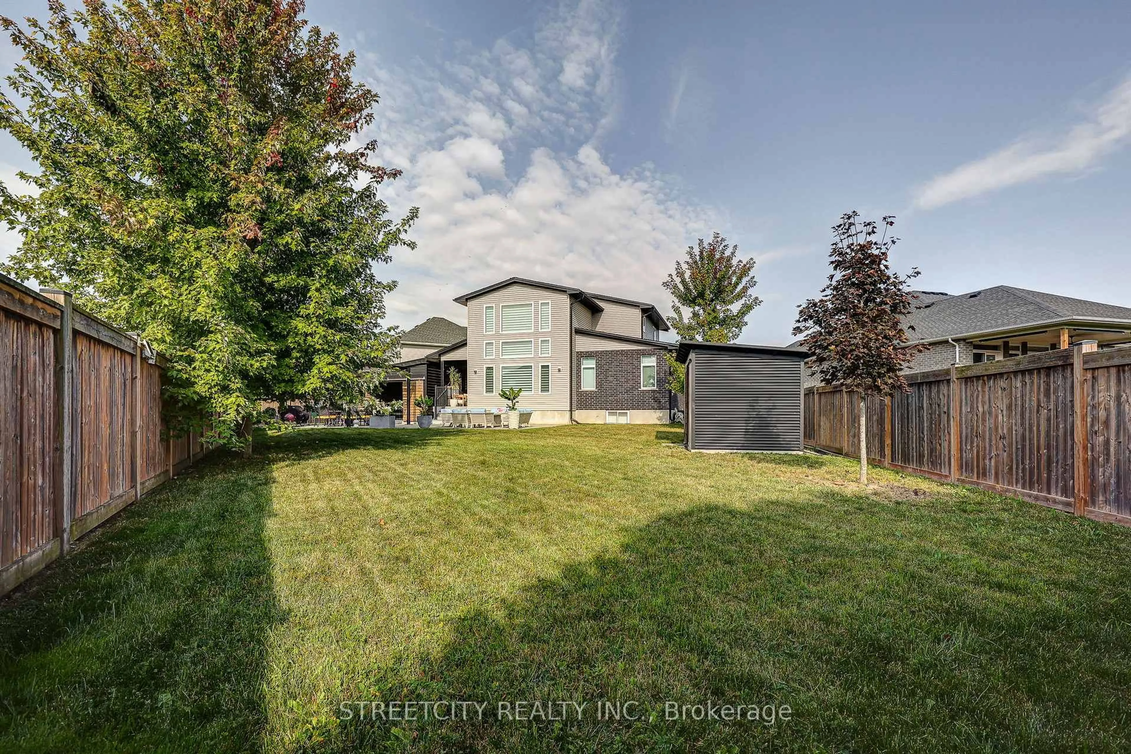 A pic from outside/outdoor area/front of a property/back of a property/a pic from drone, unknown for 28 Martingale Terr, St. Thomas Ontario N5R 0H6