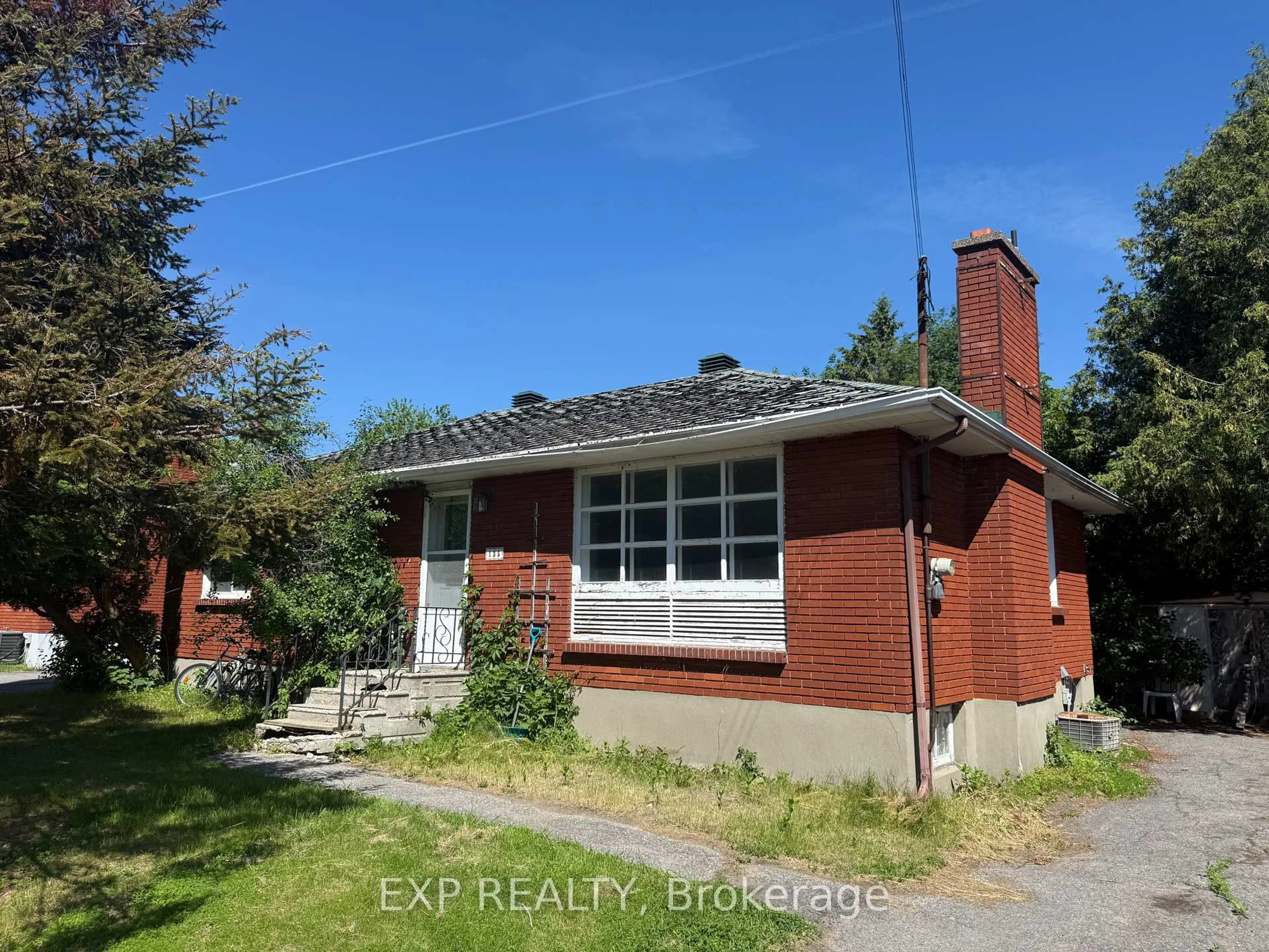 Home with brick exterior material, building for 135 OAKRIDGE Blvd, Ottawa Ontario K2G 2V1