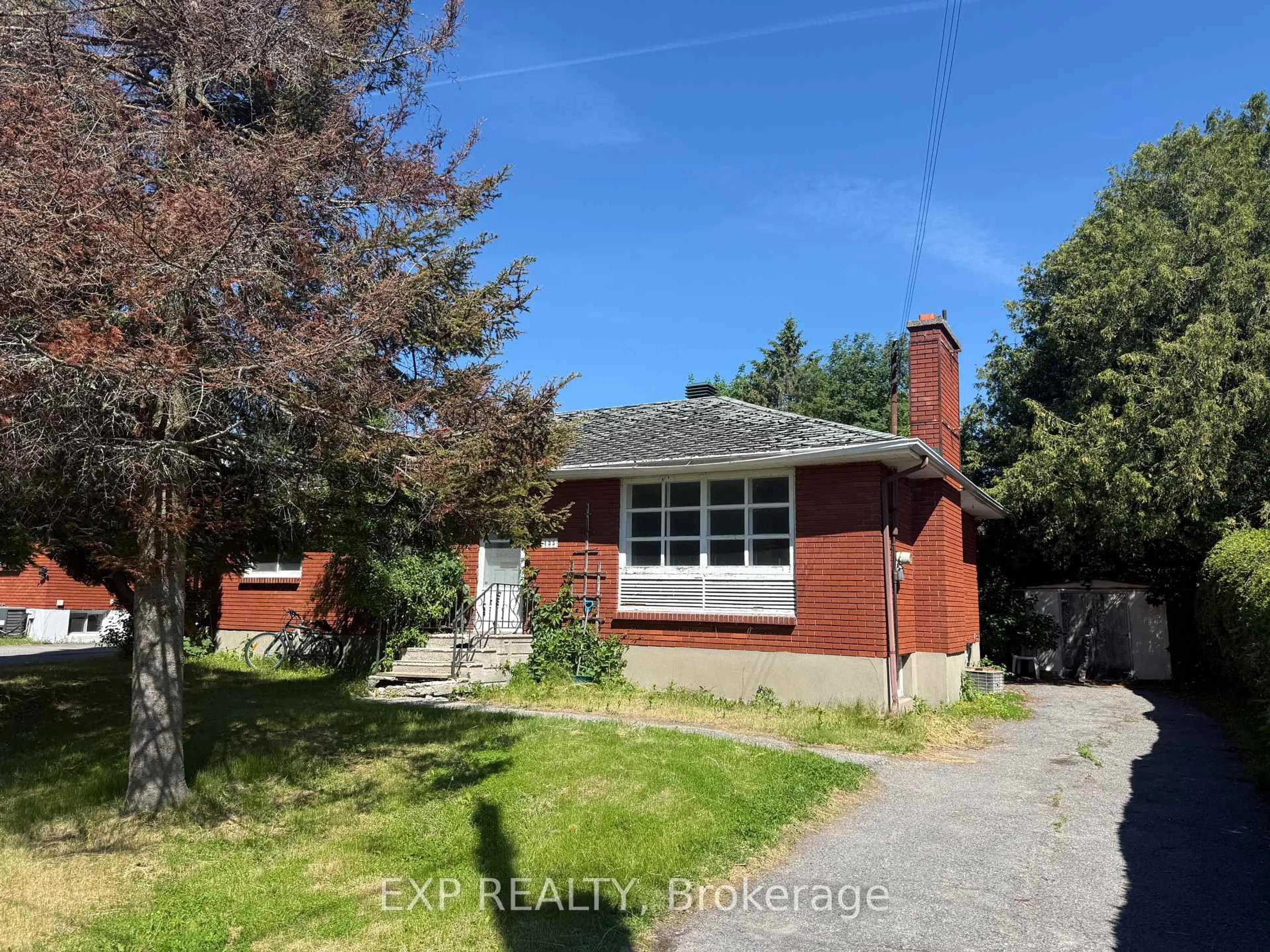 A pic from outside/outdoor area/front of a property/back of a property/a pic from drone, street for 135 OAKRIDGE Blvd, Ottawa Ontario K2G 2V1