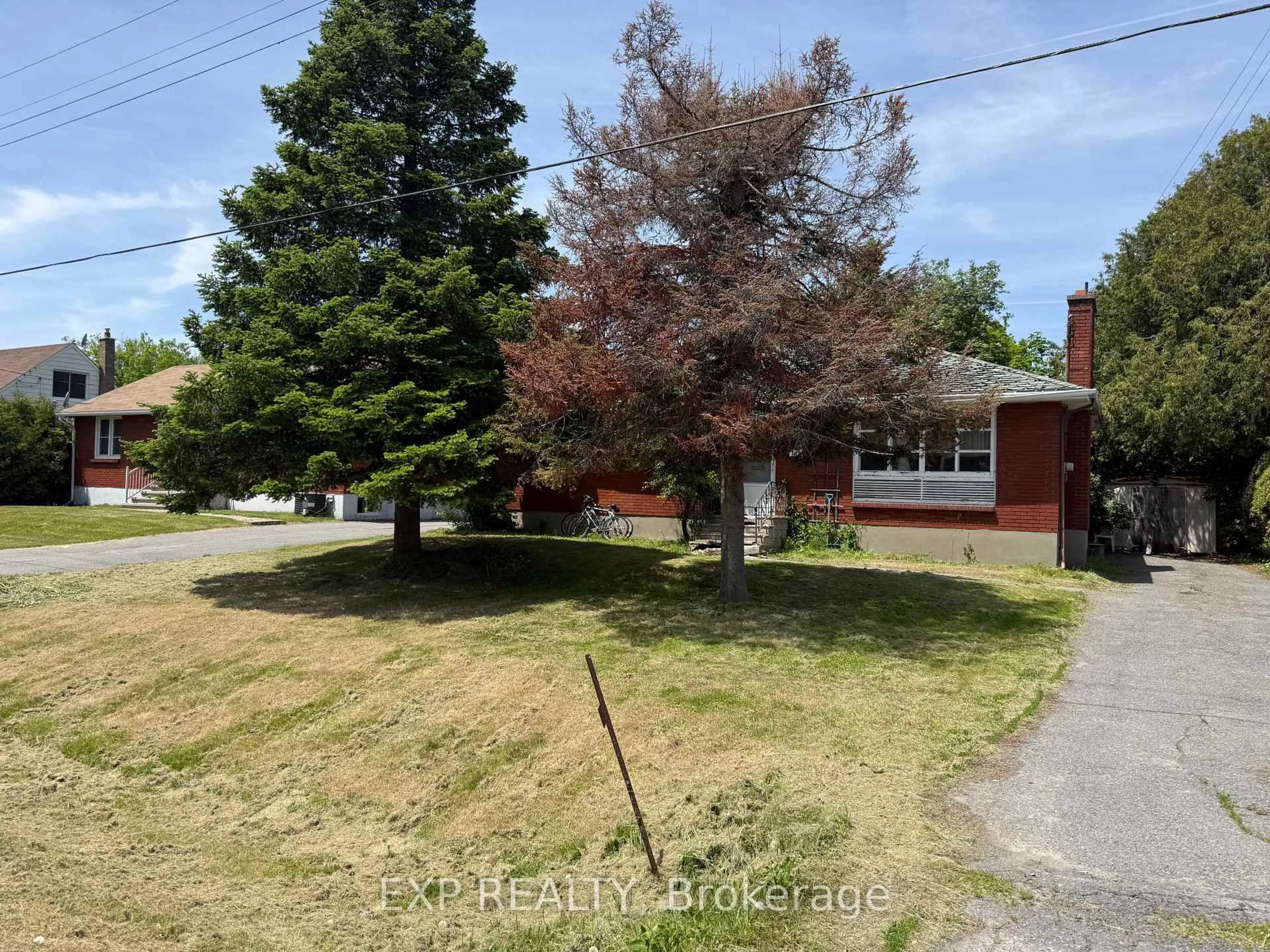 A pic from outside/outdoor area/front of a property/back of a property/a pic from drone, street for 135 OAKRIDGE Blvd, Ottawa Ontario K2G 2V1