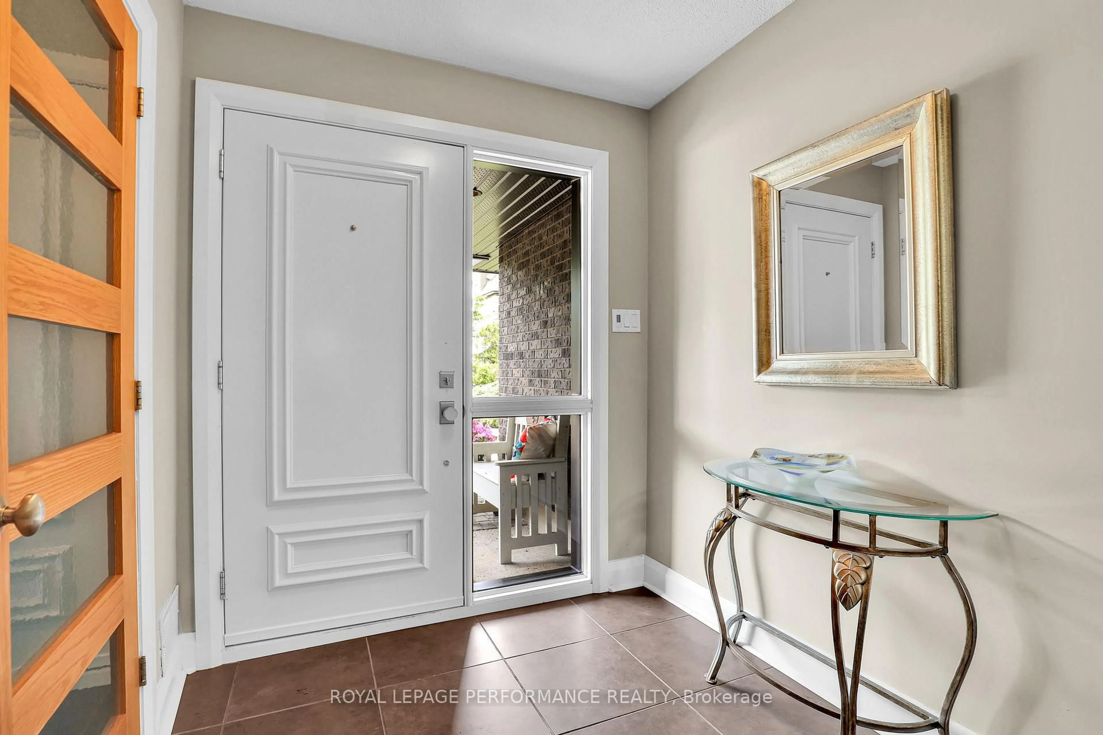 Indoor entryway for 655 Richmond Rd #49, Ottawa Ontario K2A 3Y3