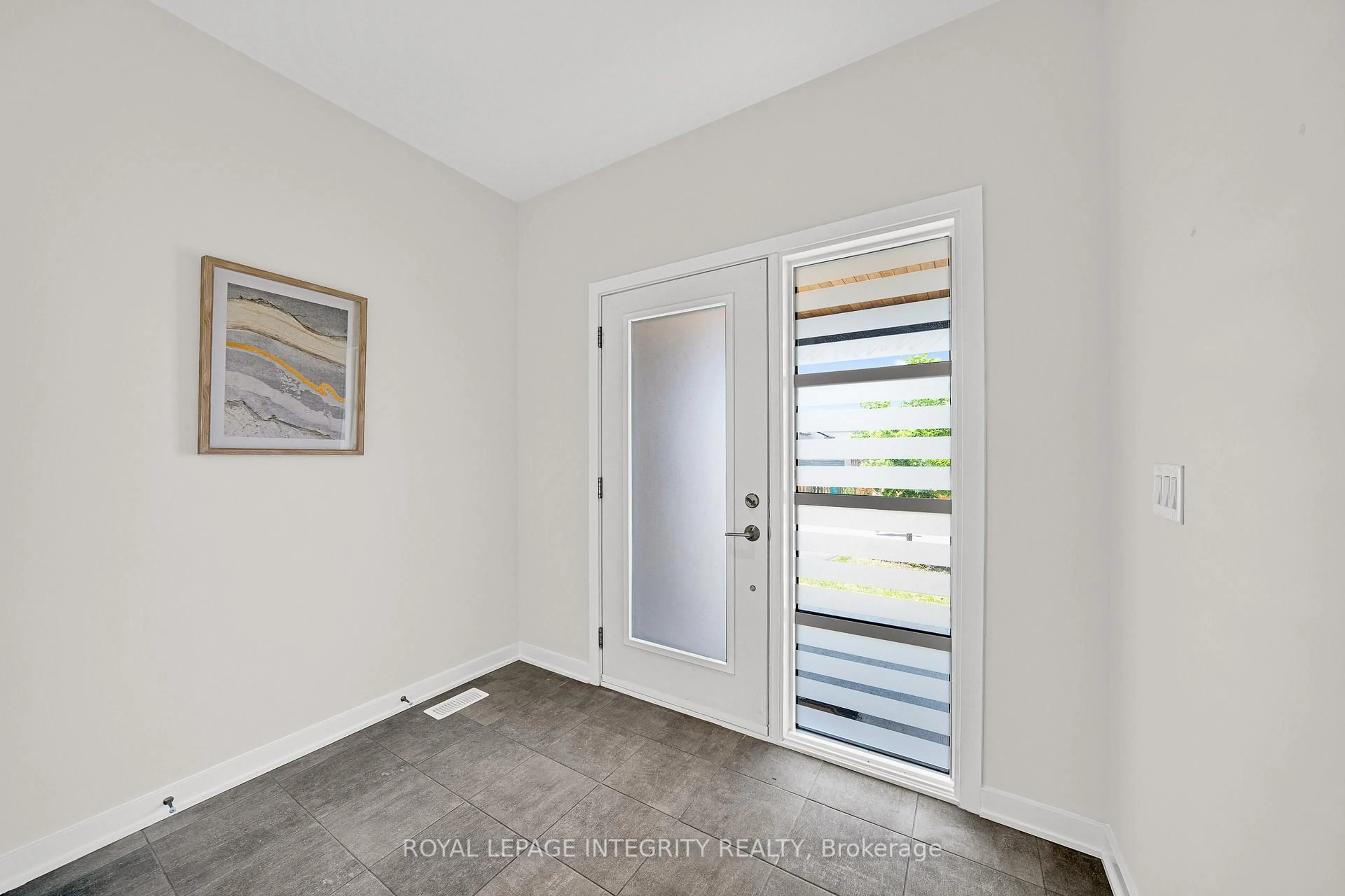 Indoor entryway for 866 Quartet Ave, Ottawa Ontario K1X 0C6