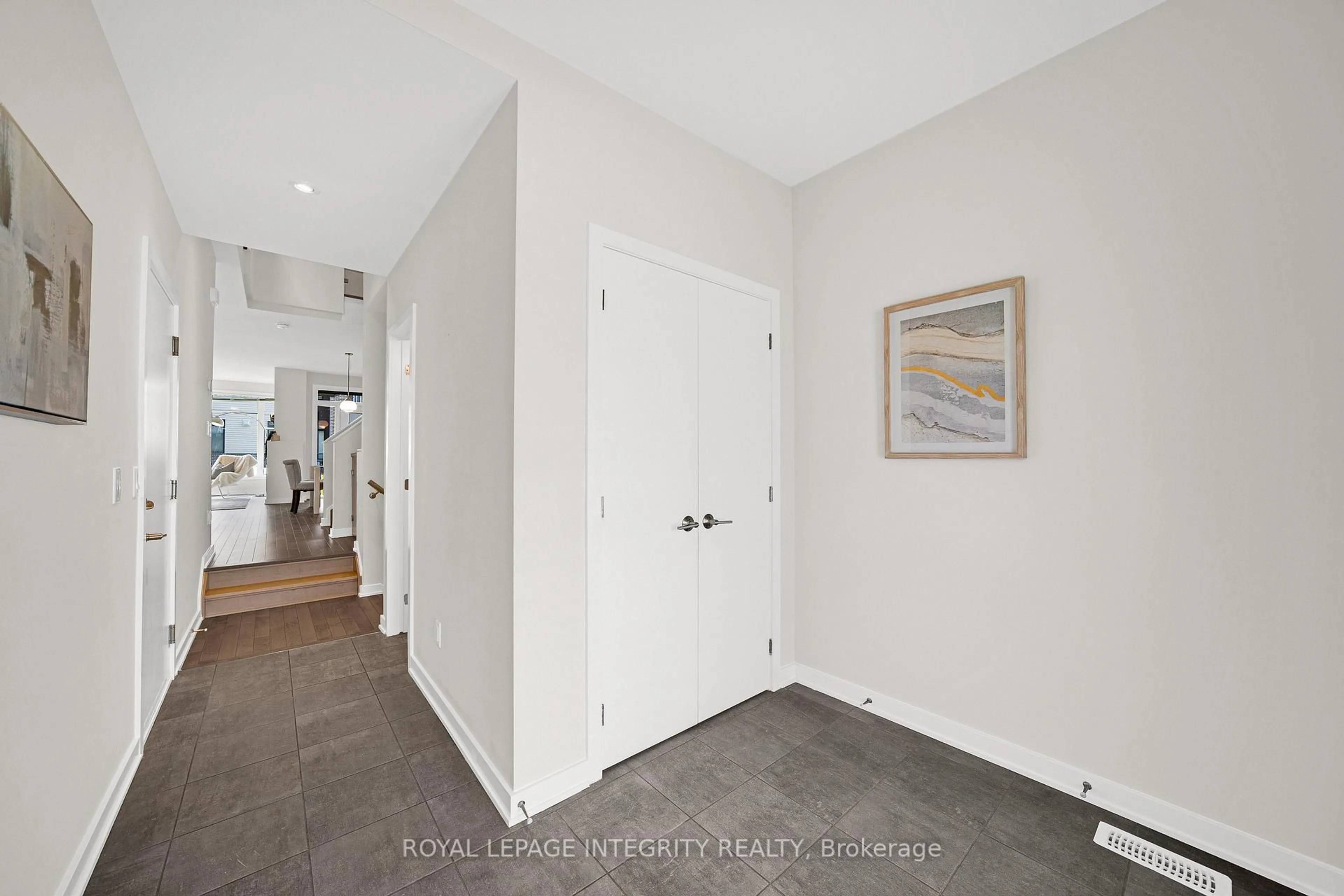 Indoor entryway for 866 Quartet Ave, Ottawa Ontario K1X 0C6