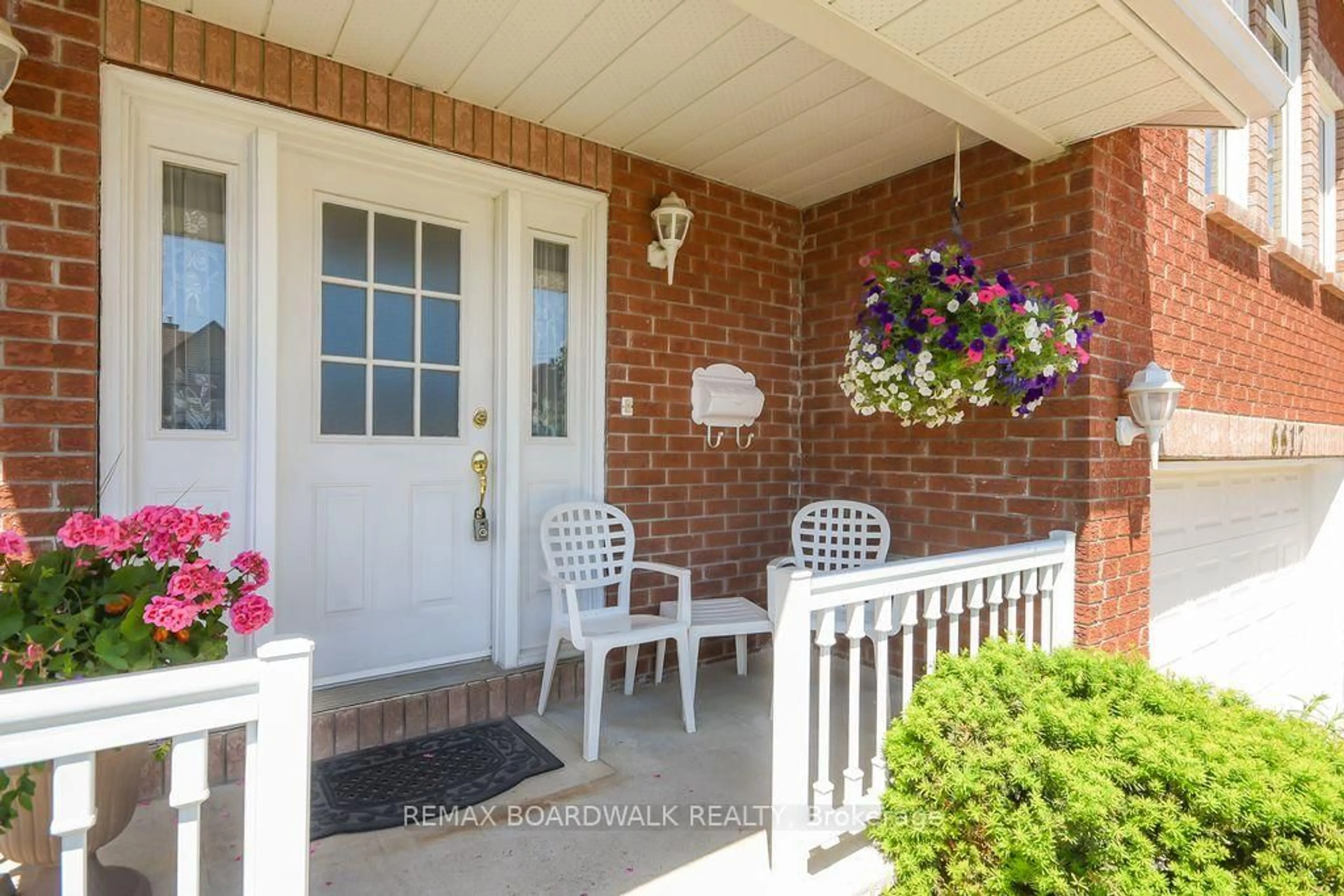 Indoor entryway for 6617 Carriere St, Orleans Ontario K1C 4T6