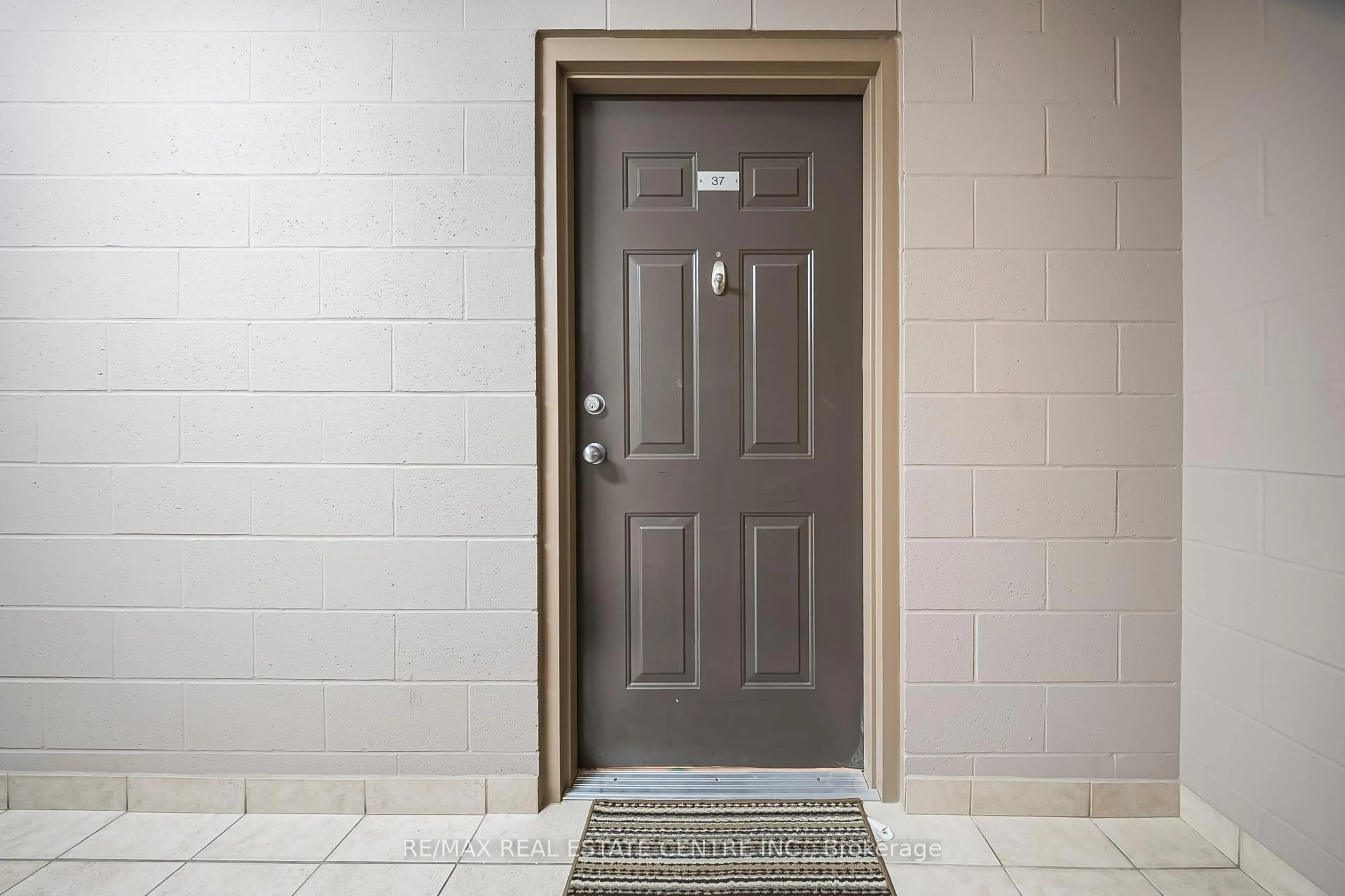 Indoor entryway for 12 Holborn Dr #37, Waterloo Ontario N2A 0A4