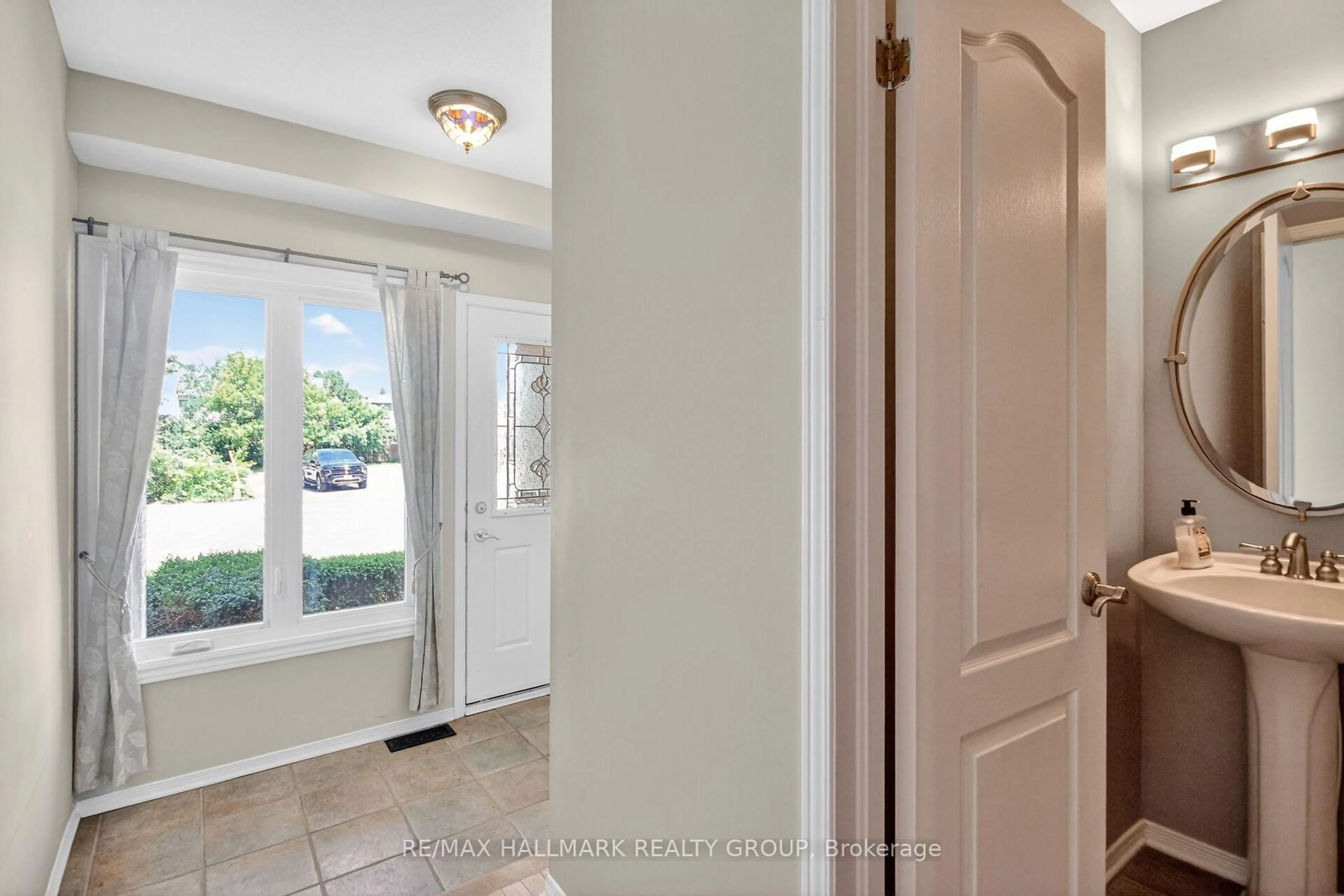 Indoor entryway for 80 Scarlet Crt, Ottawa Ontario K1T 3R6
