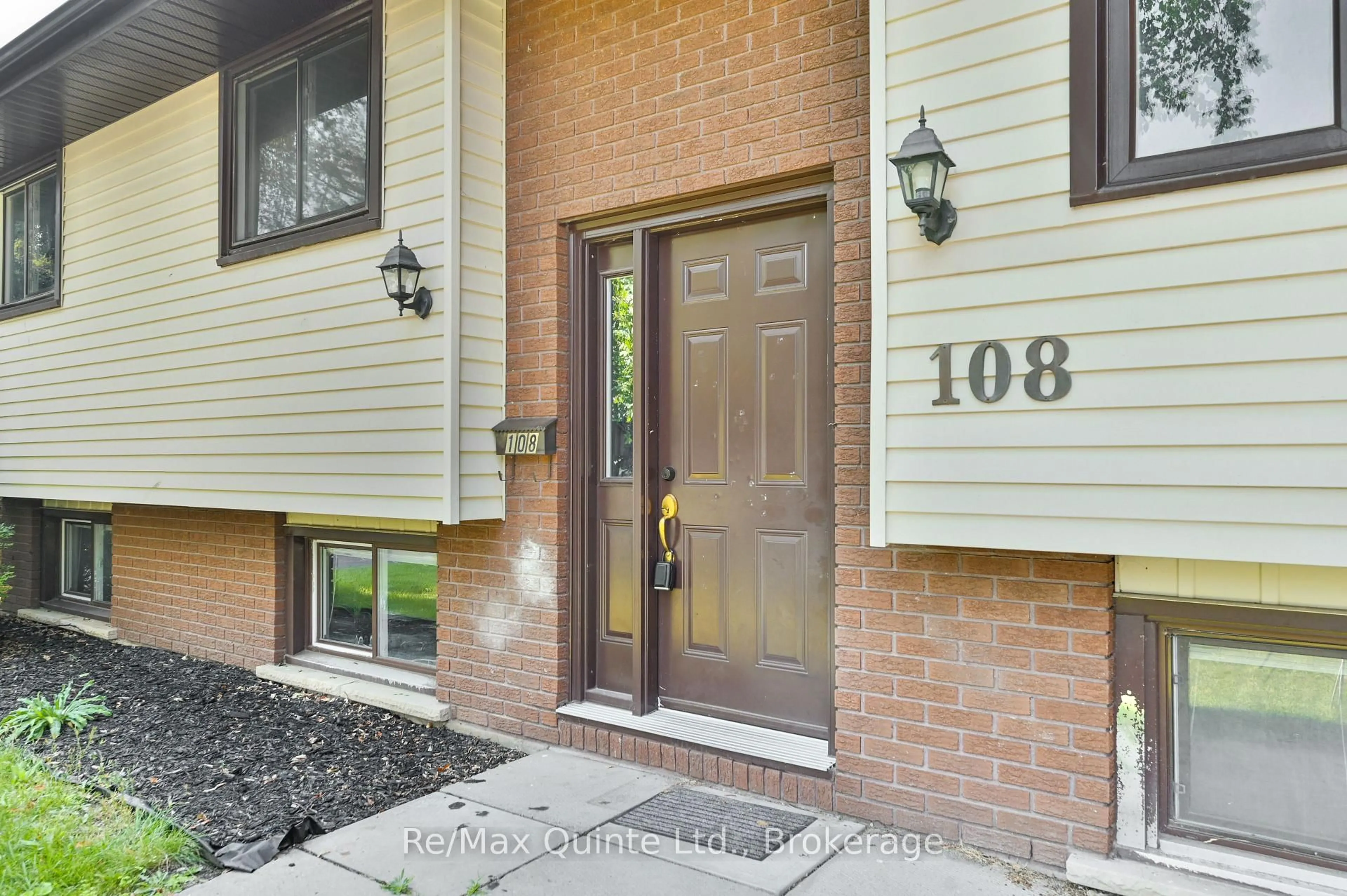 Indoor entryway for 108 Nicholas St, Quinte West Ontario K8V 6B2