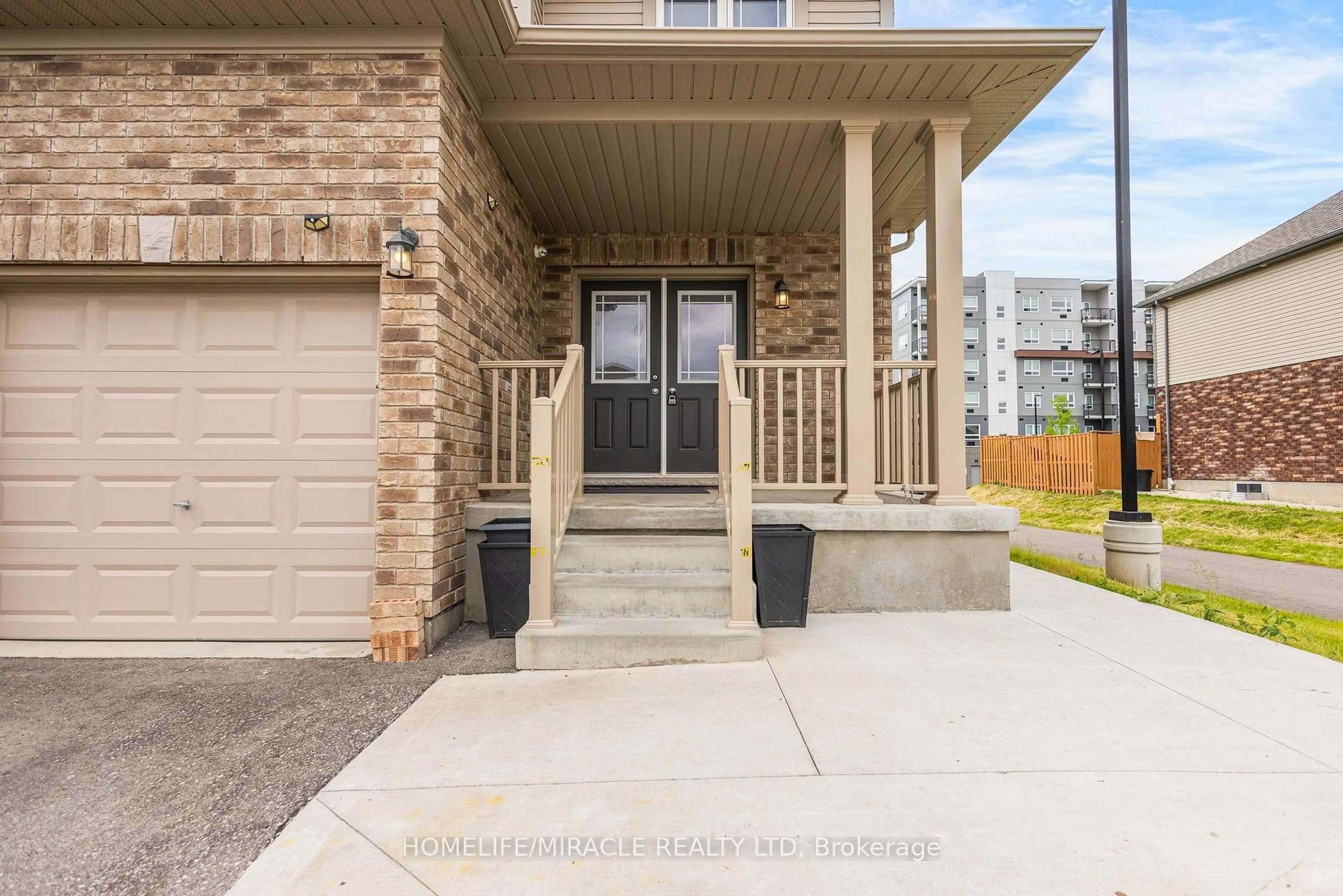 Indoor entryway for 417 RIVERTRAIL Ave, Kitchener Ontario N2A 0K2