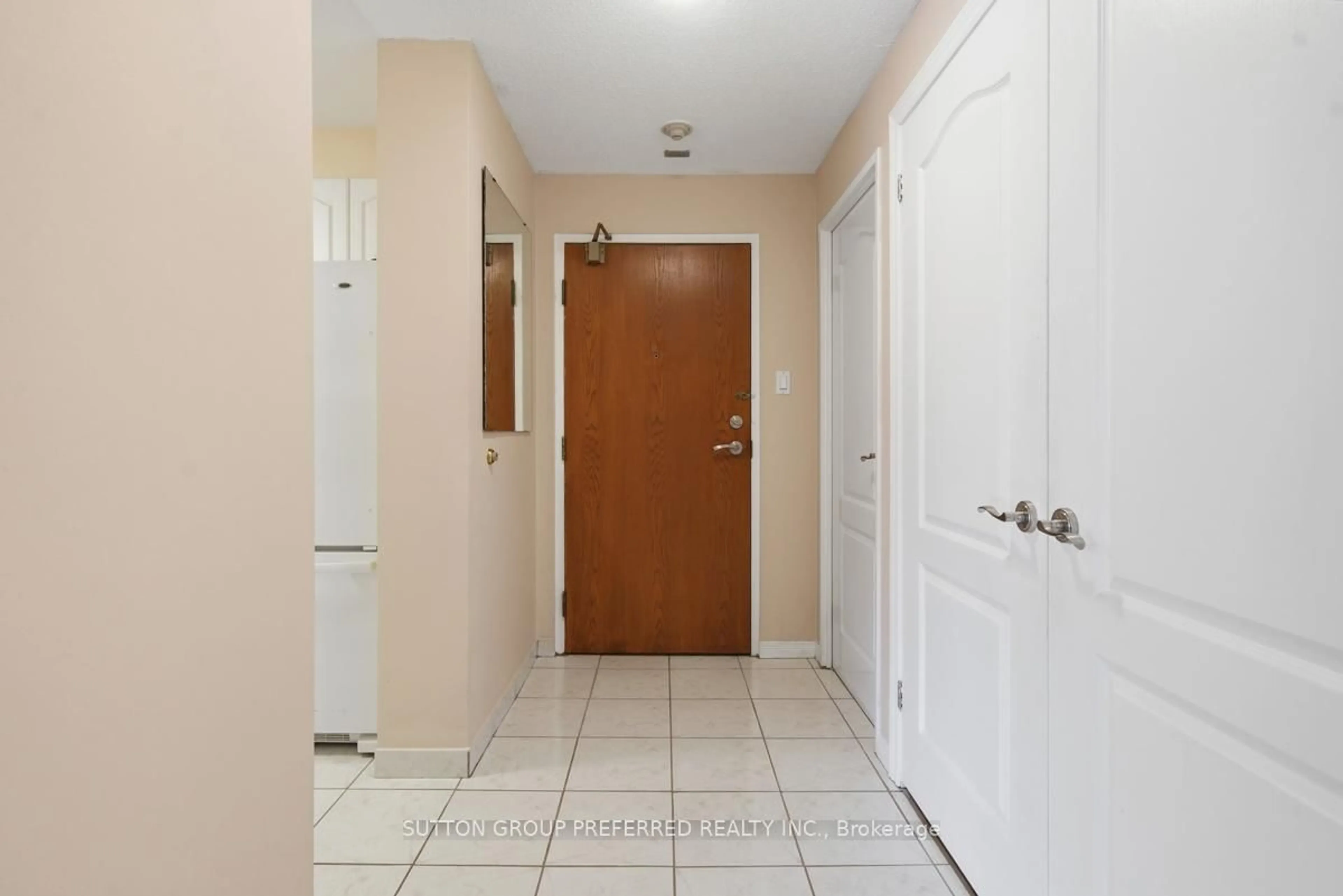 Indoor entryway for 45 Pond Mills Rd #206, London South Ontario N5Z 4W5