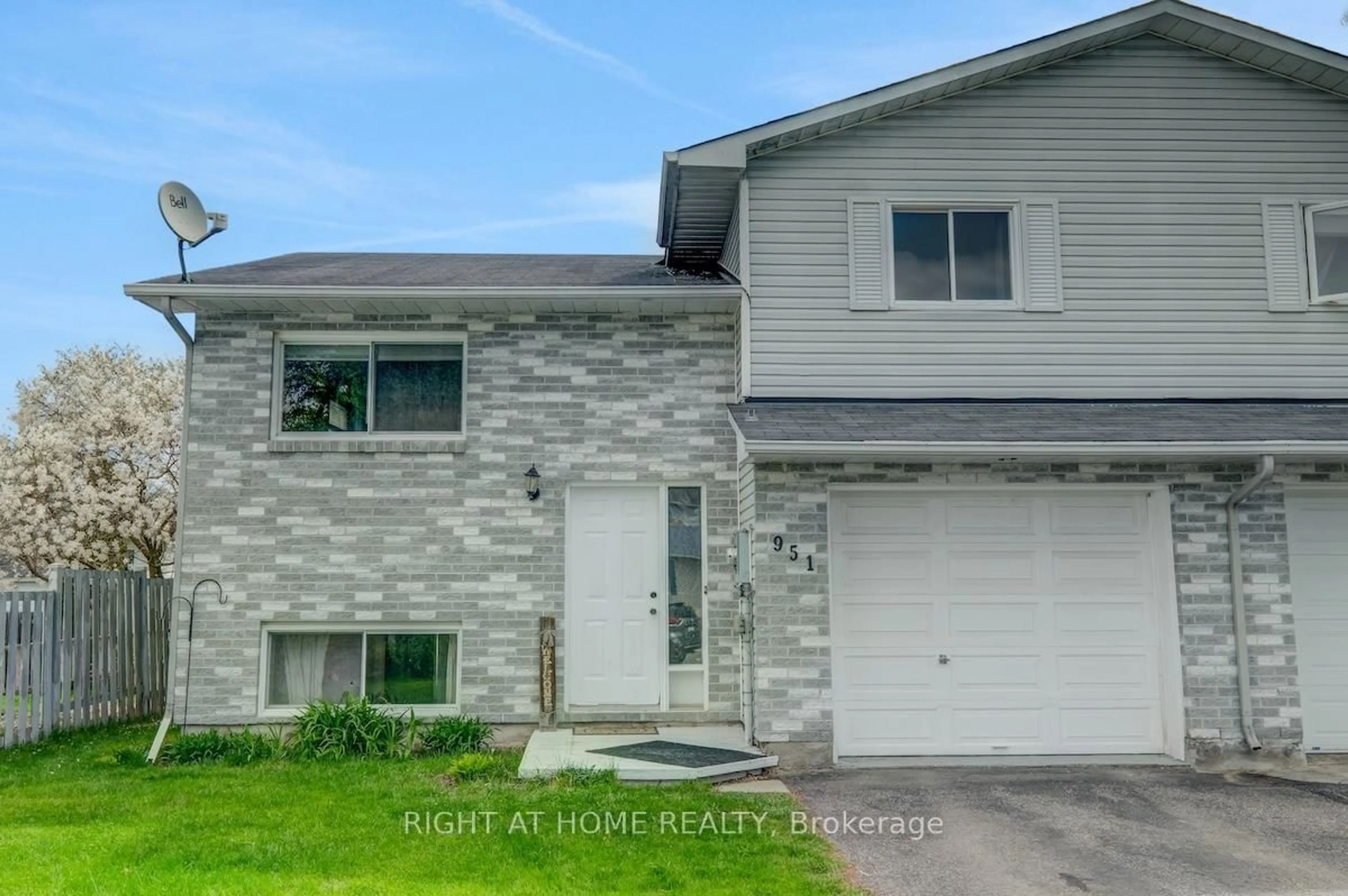 Home with vinyl exterior material, street for 951 Lawrence St, Clarence-Rockland Ontario K4K 1M8