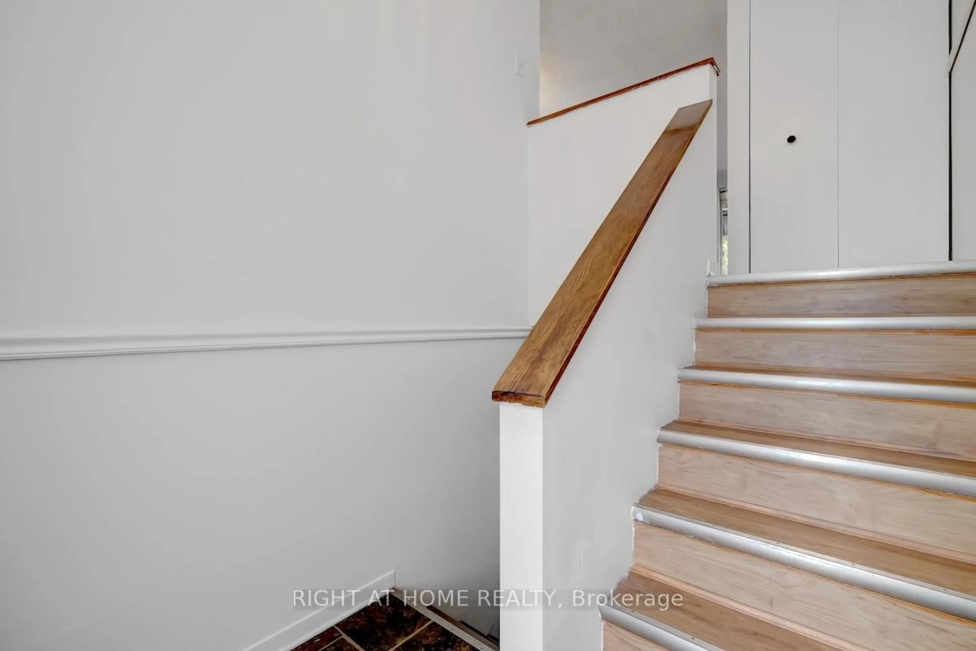 Stairs for 951 Lawrence St, Clarence-Rockland Ontario K4K 1M8