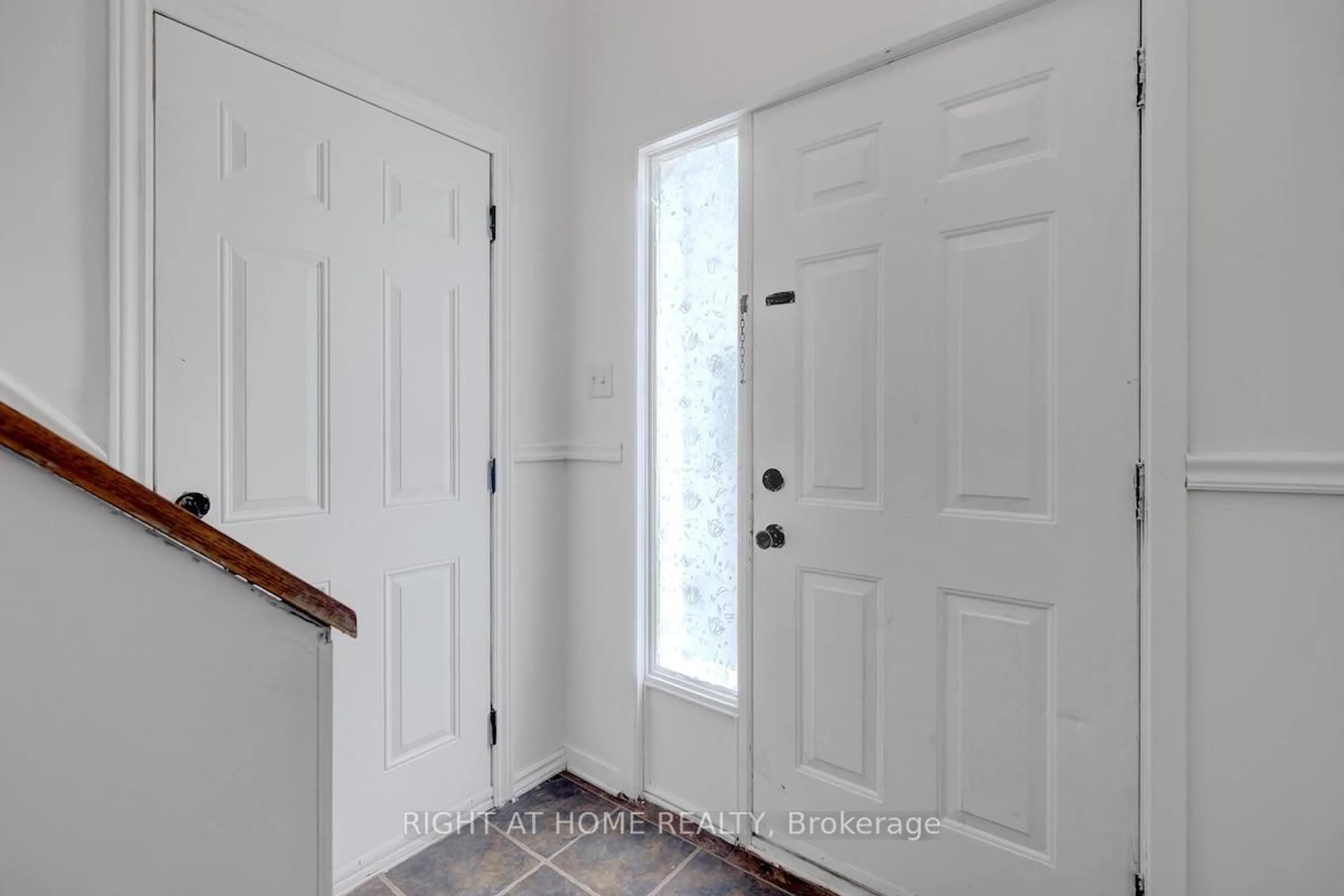 Indoor entryway for 951 Lawrence St, Clarence-Rockland Ontario K4K 1M8