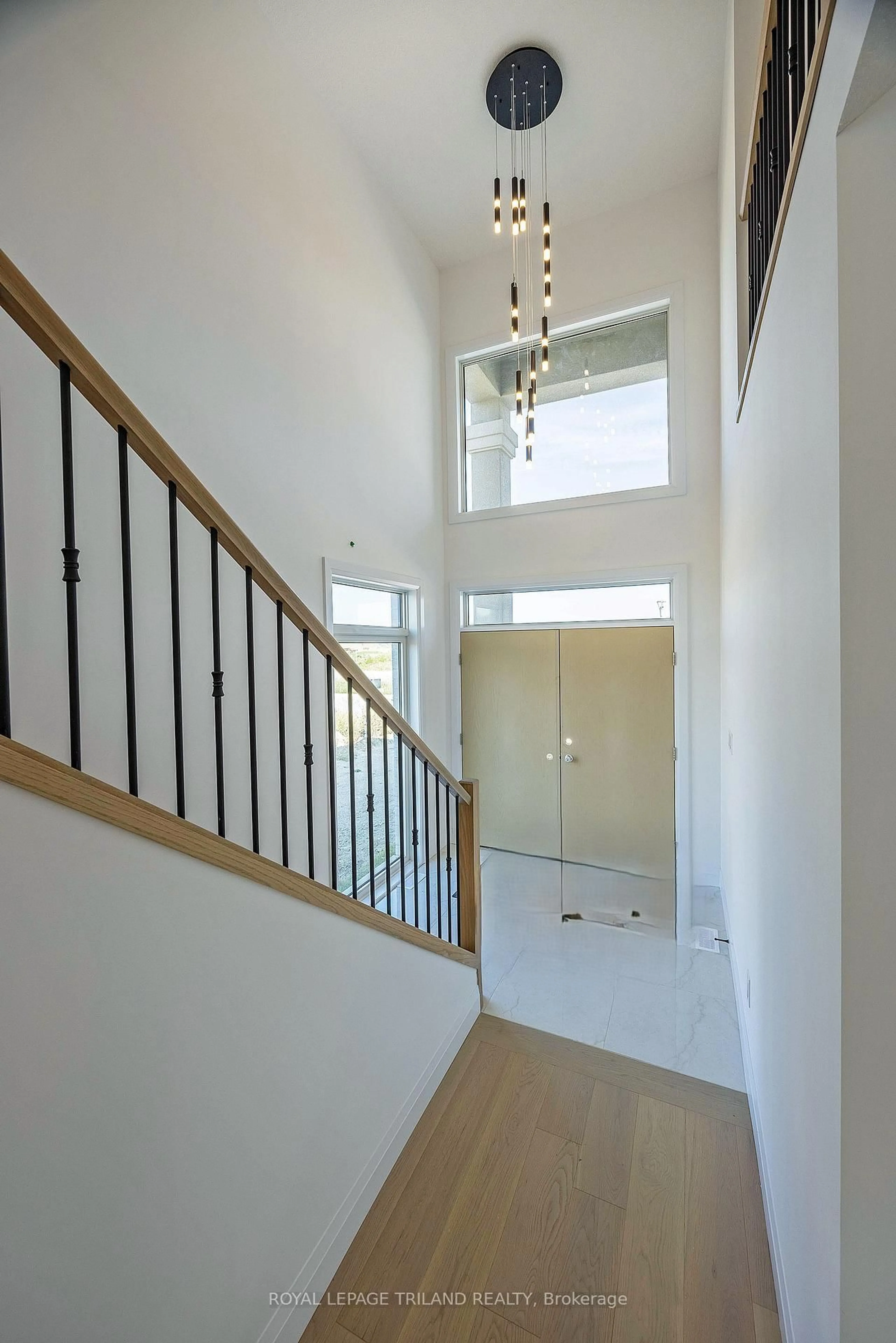 Indoor foyer for 1045 Karenana Rd, London South Ontario N6M 0K2