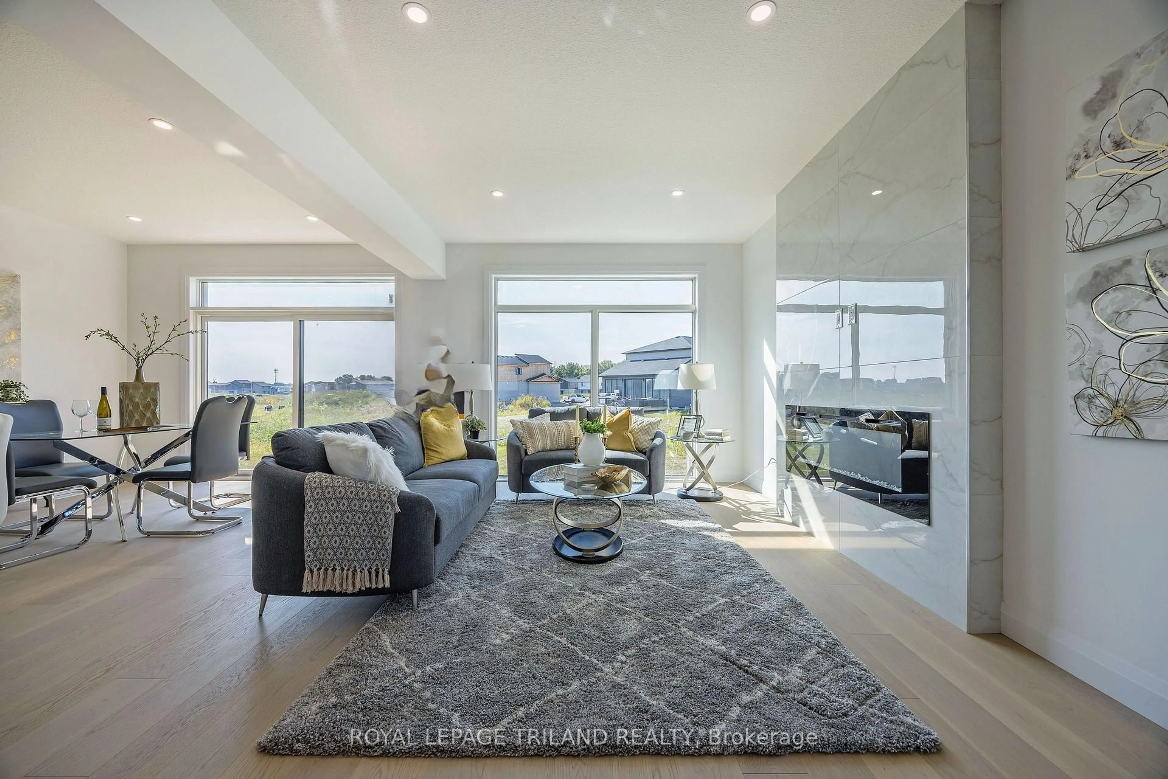 Living room with furniture, unknown for 1045 Karenana Rd, London South Ontario N6M 0K2