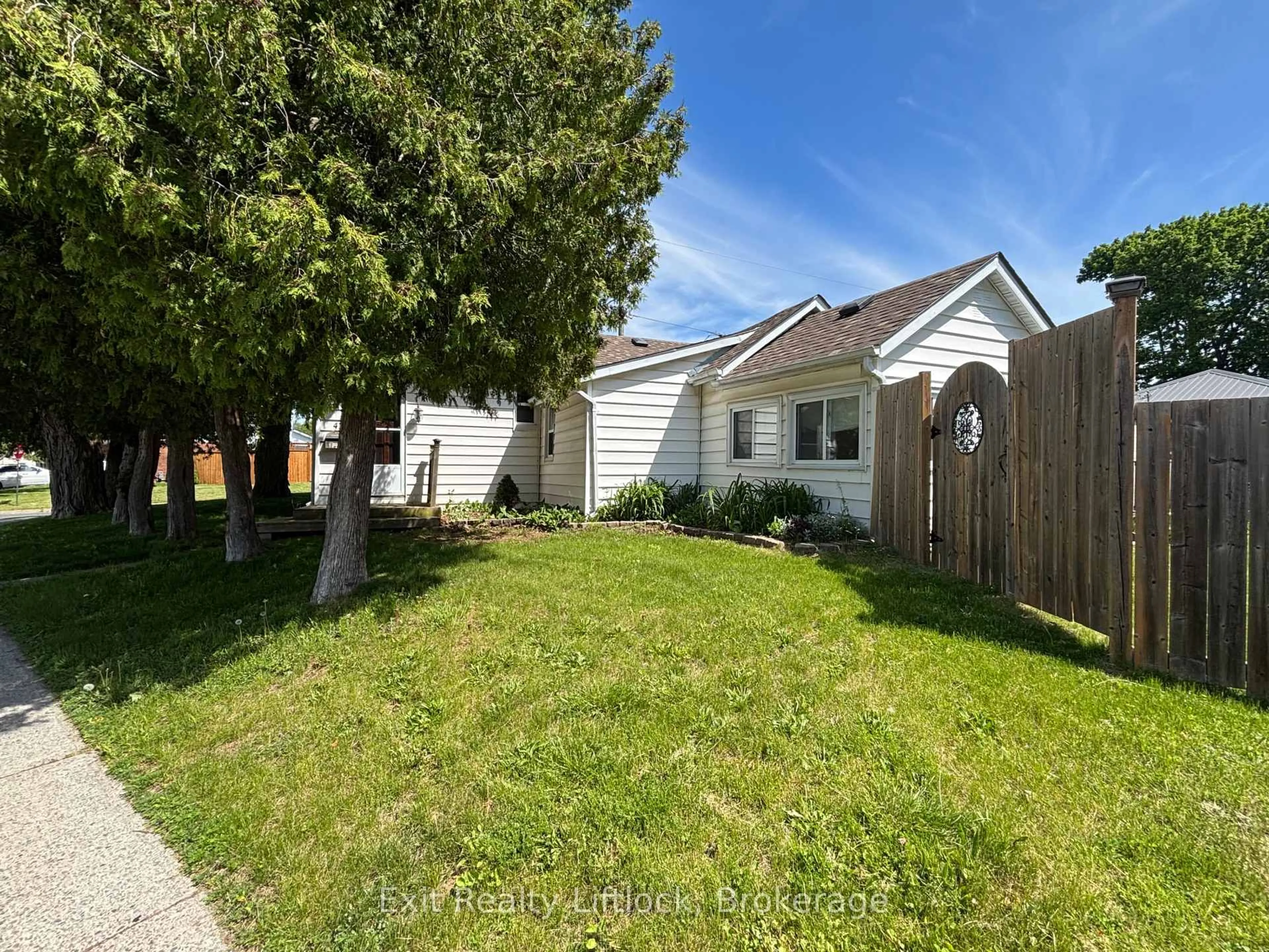 A pic from outside/outdoor area/front of a property/back of a property/a pic from drone, street for 43 Toronto Rd, Port Hope Ontario L1A 3R6