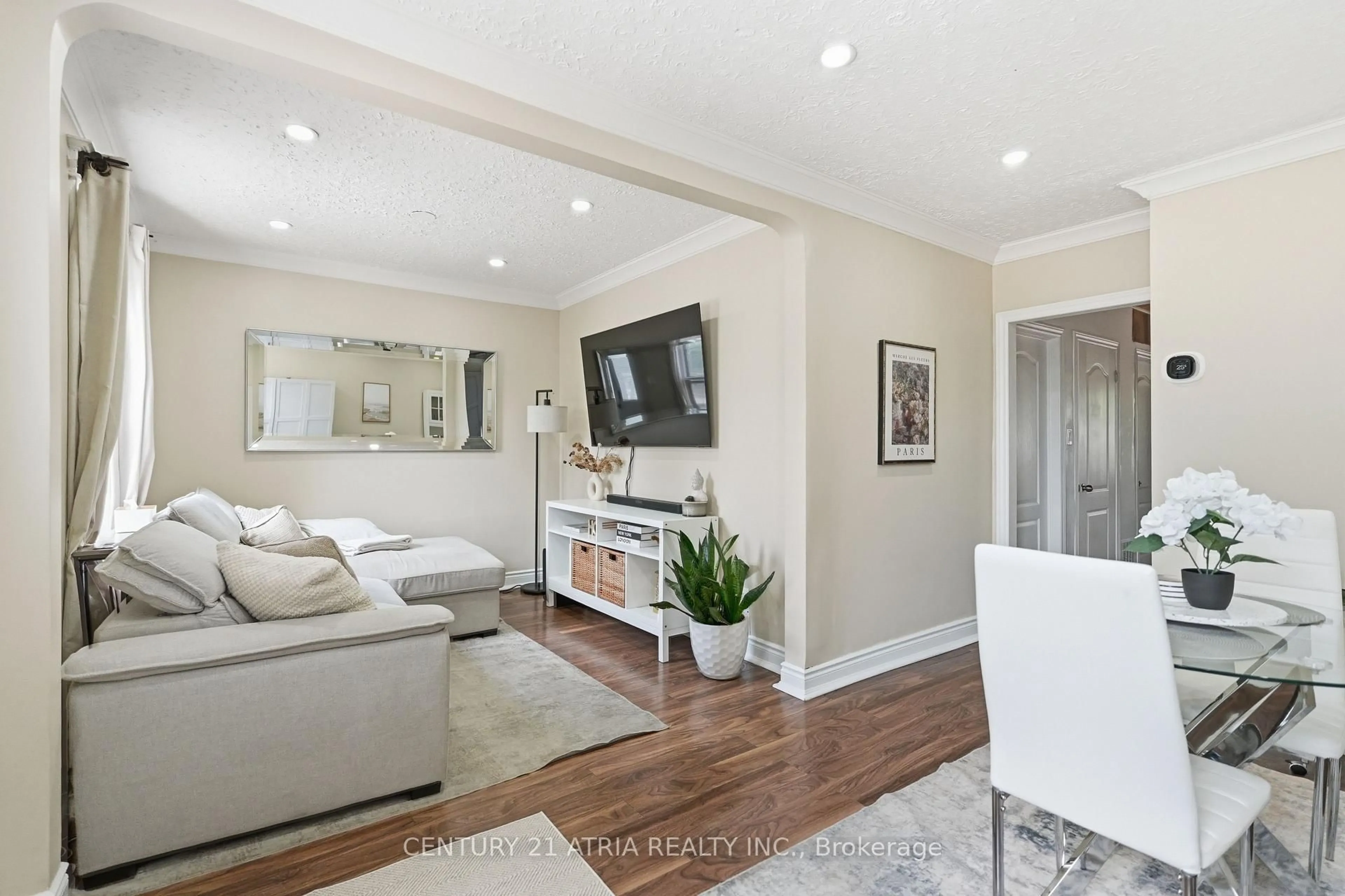 Living room with furniture, unknown for 141 Mcanulty Blvd, Hamilton Ontario L8H 3H6
