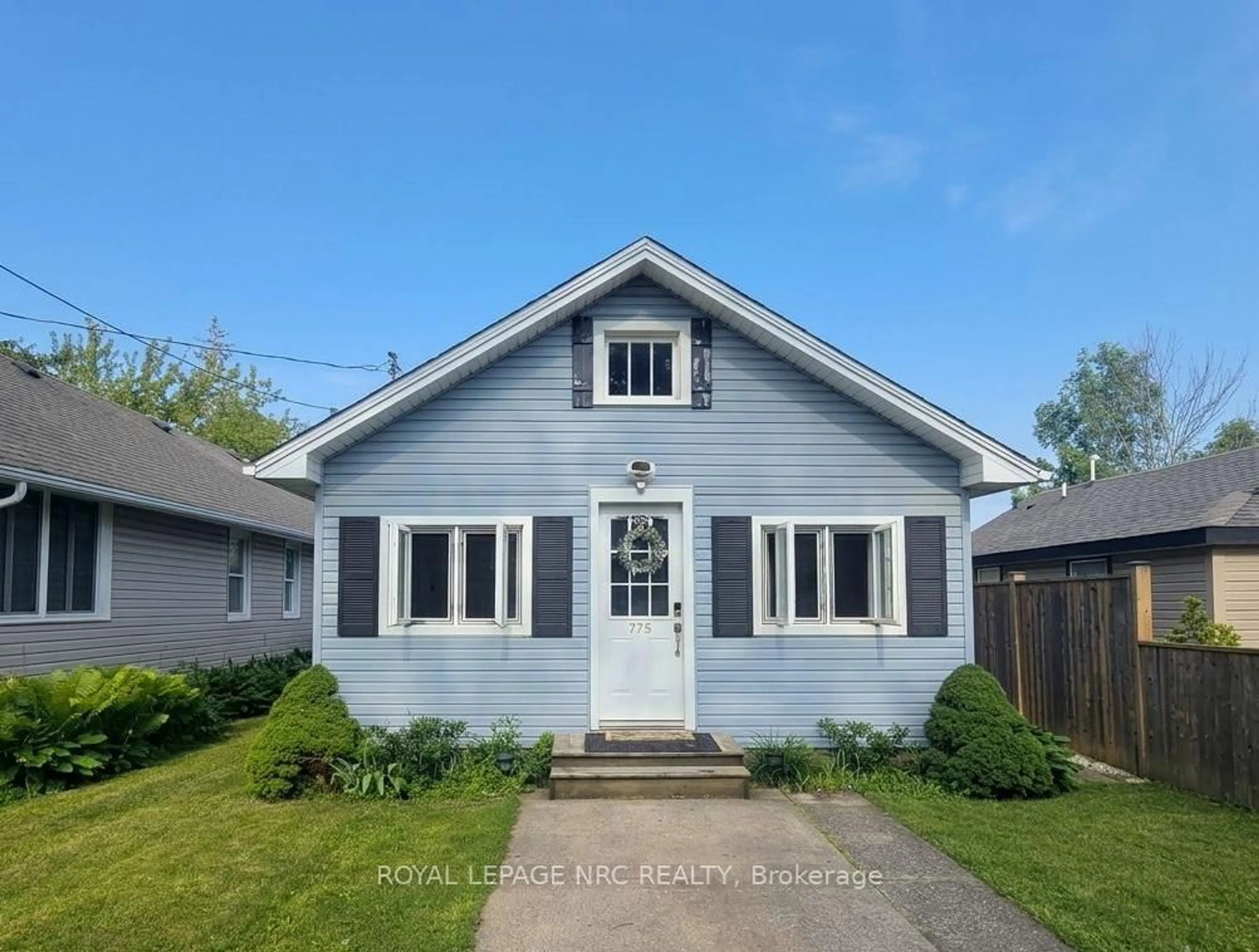 Home with vinyl exterior material, street for 75 Cambridge Rd, Fort Erie Ontario L0S 1B0