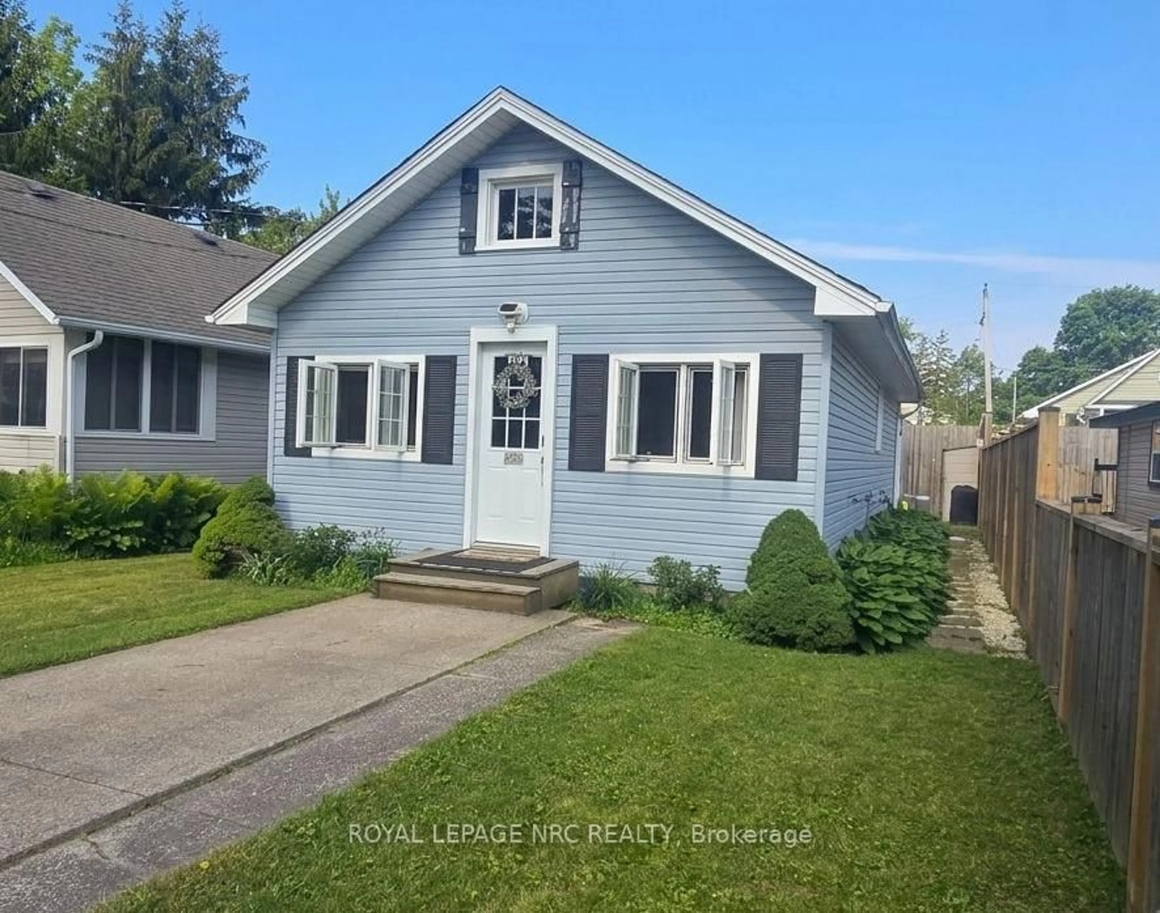Home with vinyl exterior material, street for 75 Cambridge Rd, Fort Erie Ontario L0S 1B0