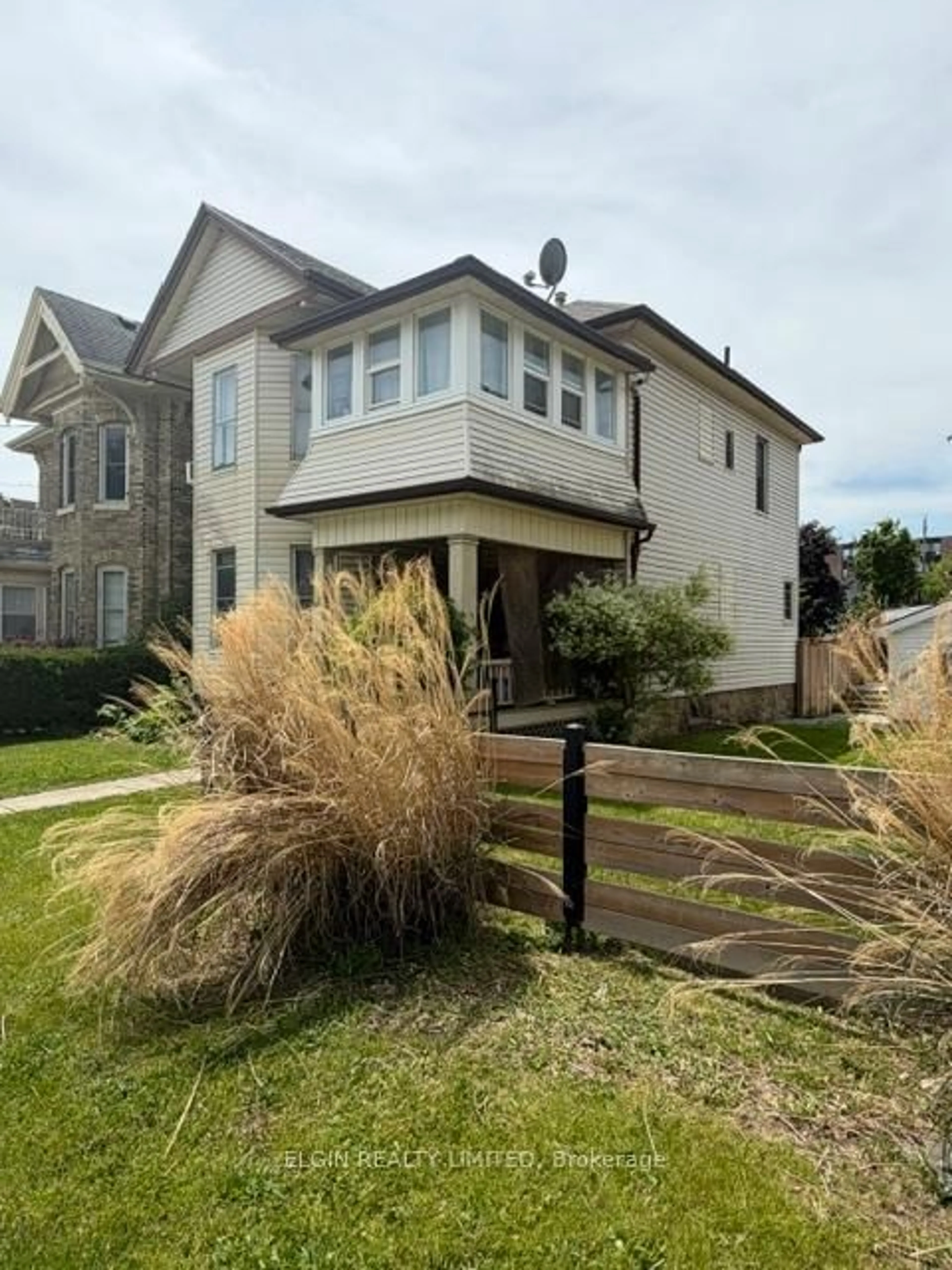 Home with vinyl exterior material, unknown for 46 Elgin St, St. Thomas Ontario N5R 3M1