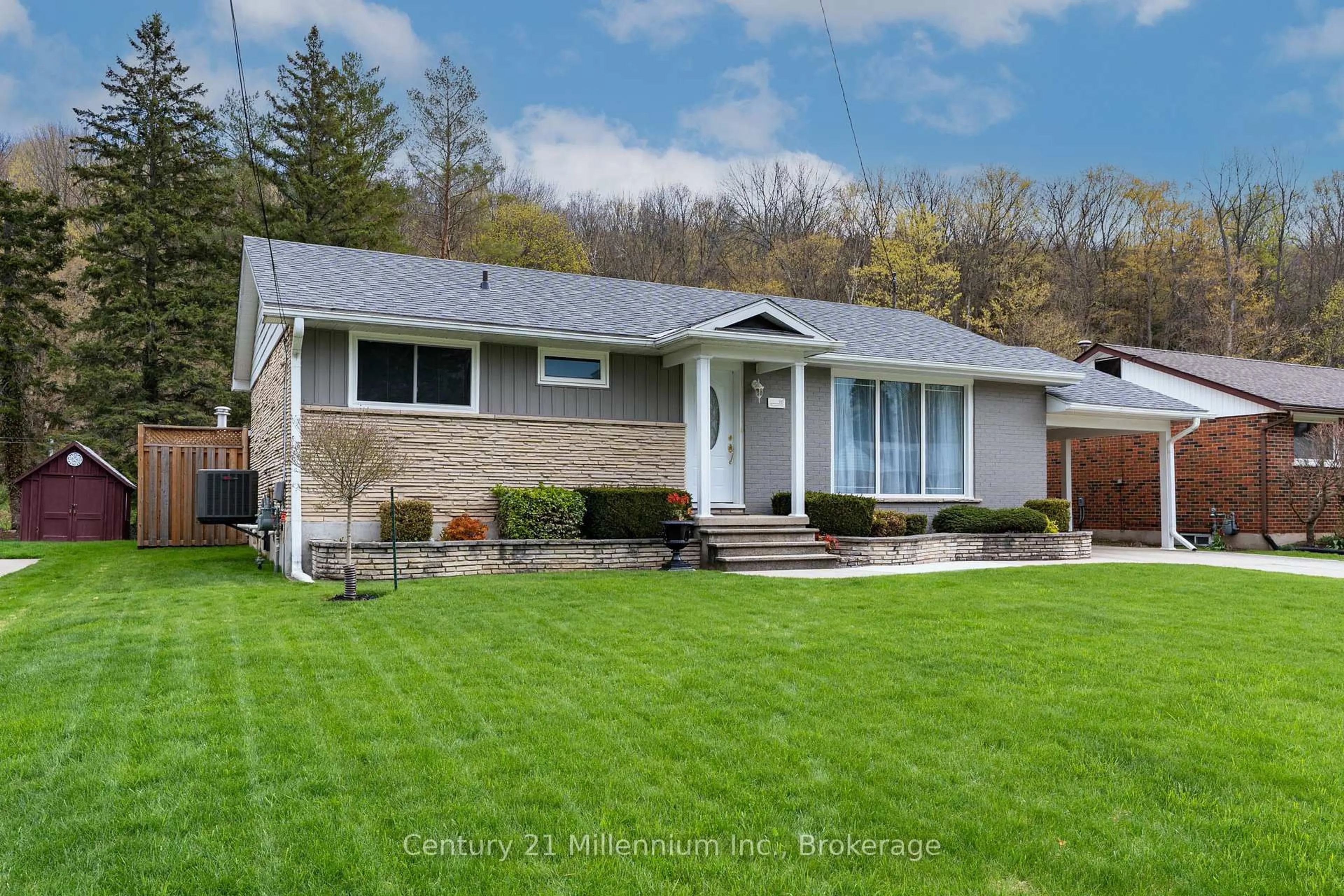 Home with vinyl exterior material, street for 181 7th Ave, Owen Sound Ontario N4K 2W8