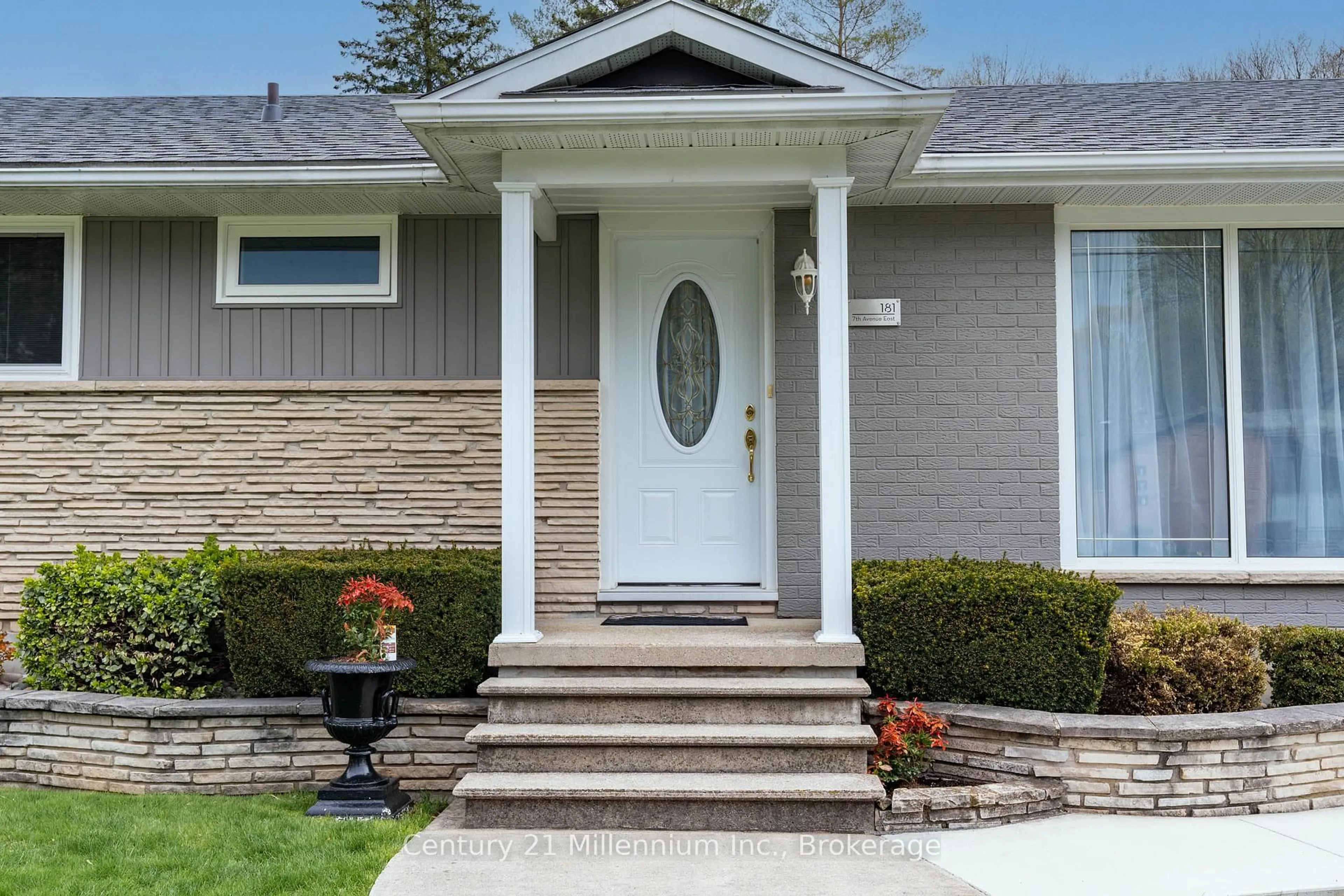 Home with vinyl exterior material, street for 181 7th Ave, Owen Sound Ontario N4K 2W8