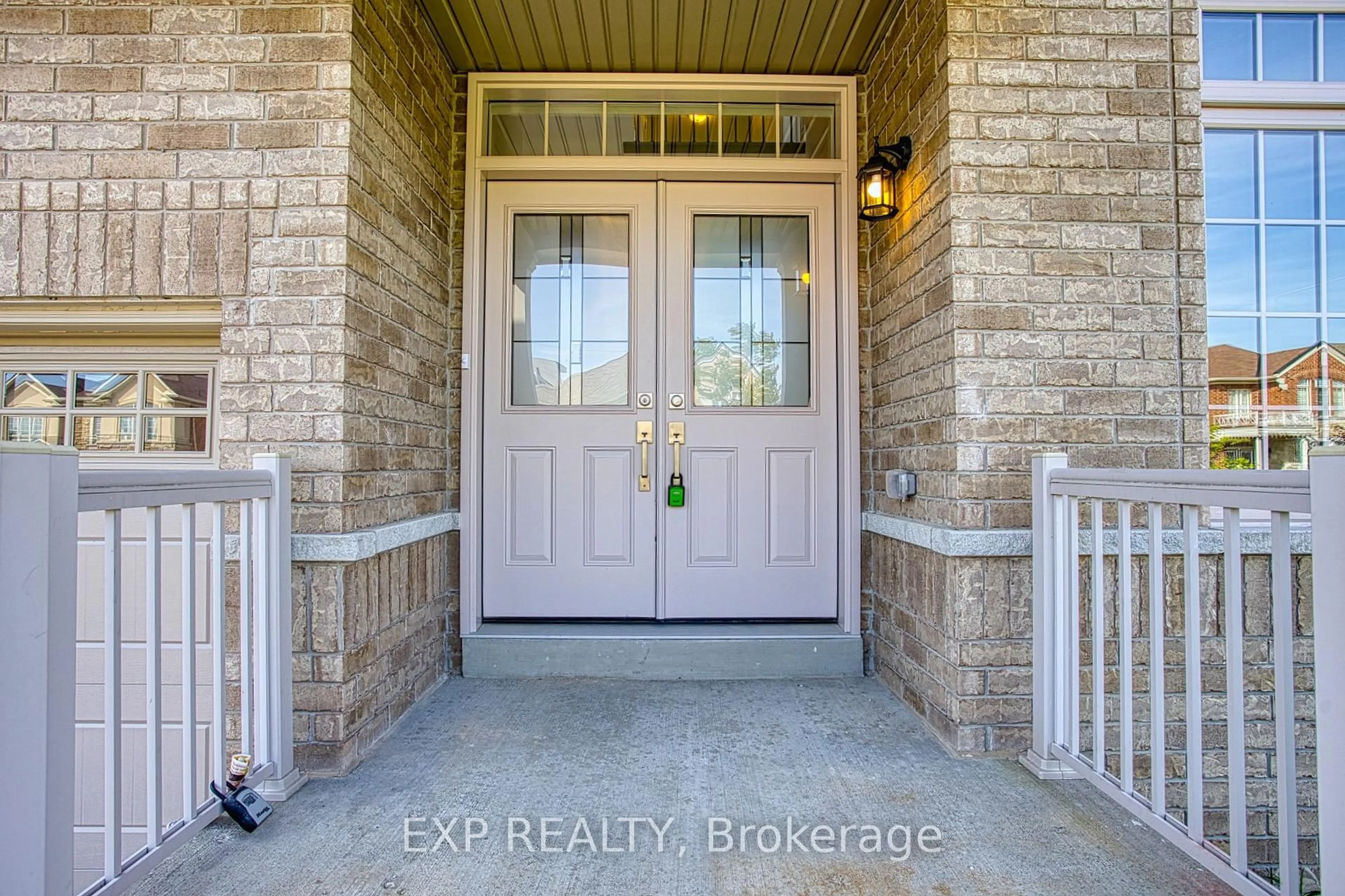 Indoor entryway for 156 McKnight Ave, Hamilton Ontario L8B 0T7