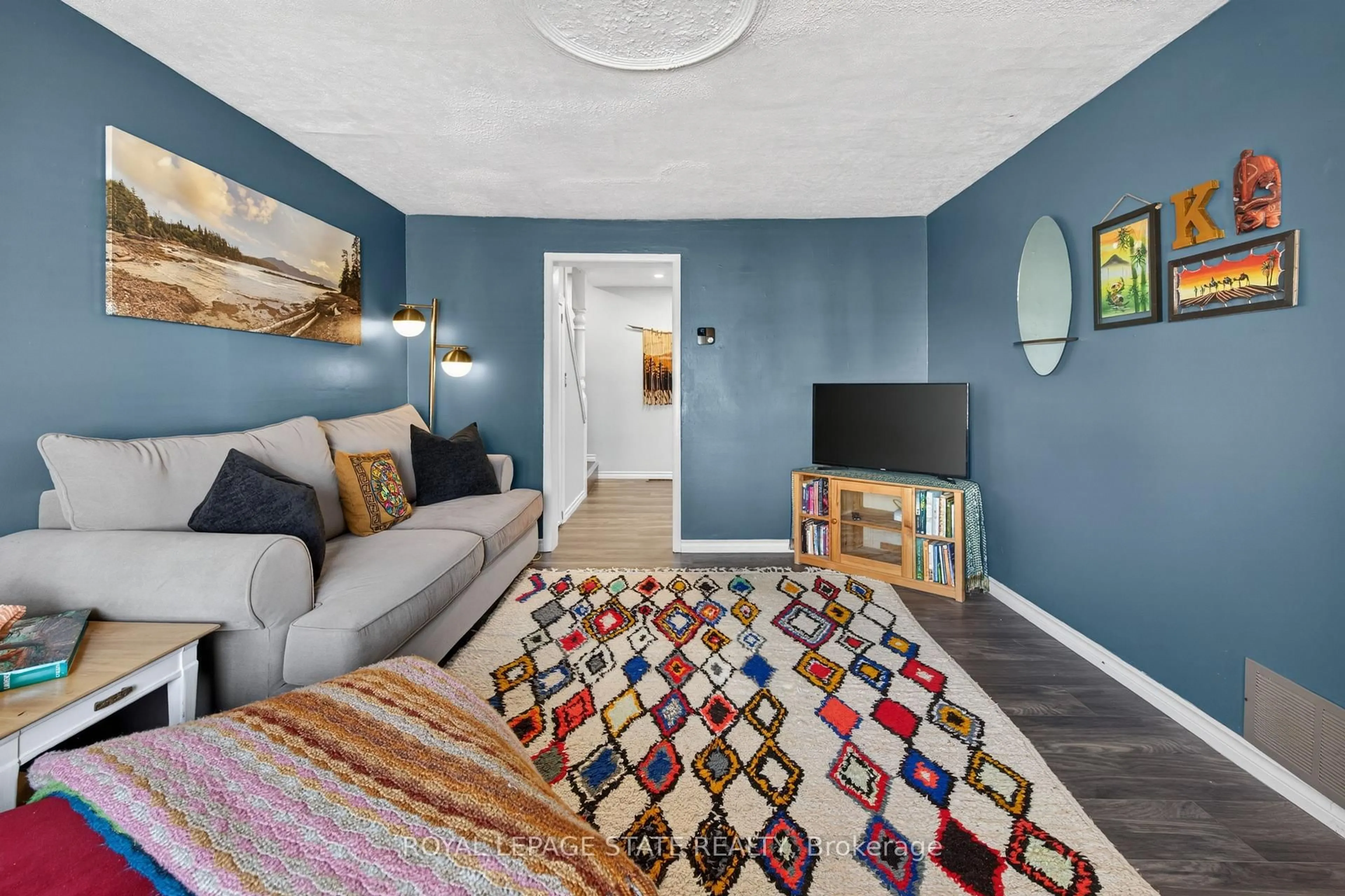 Living room with furniture, carpet floor for 30 Cambridge Ave, Hamilton Ontario L8H 1T5