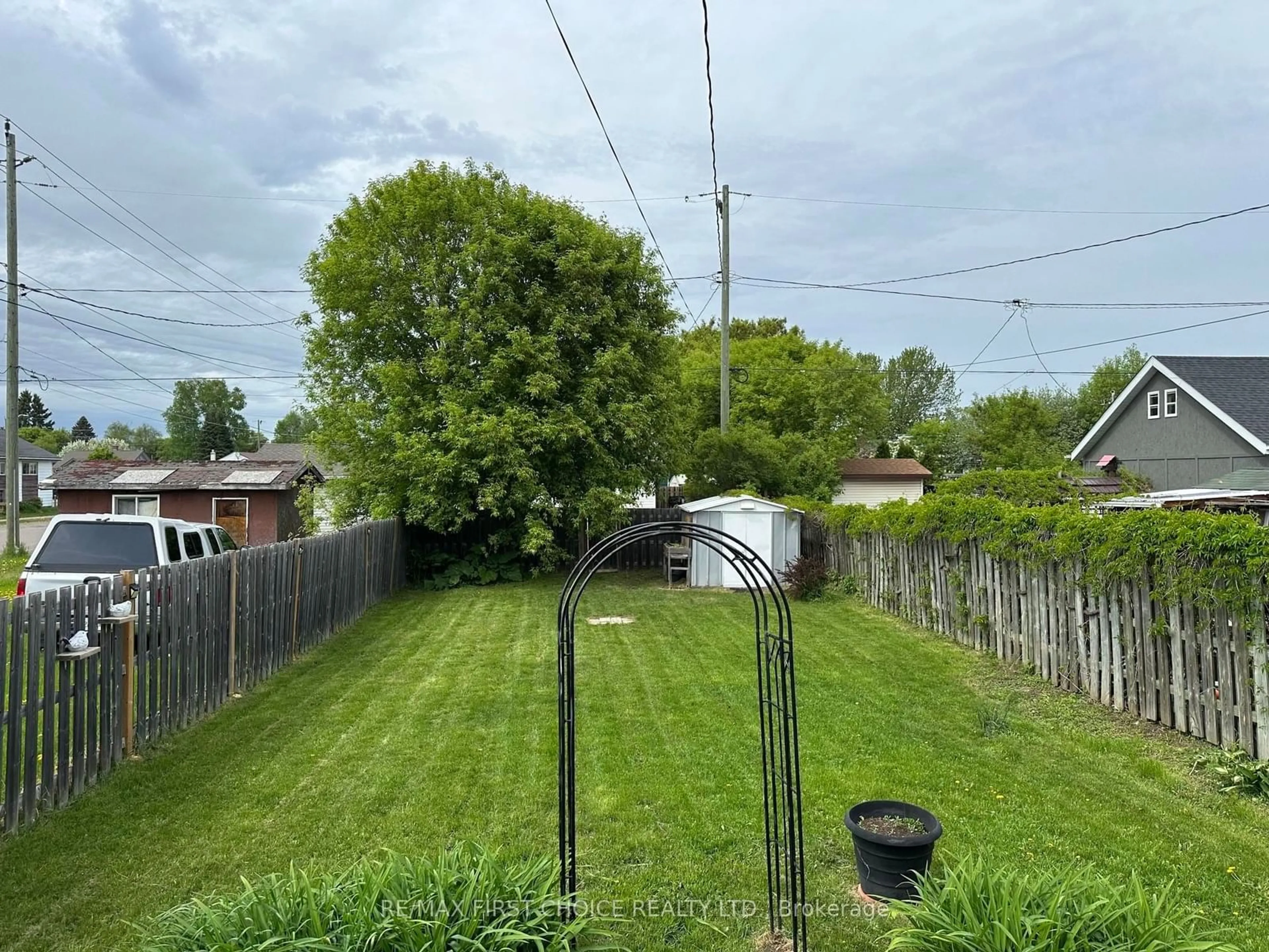 A pic from outside/outdoor area/front of a property/back of a property/a pic from drone, unknown for 305 Mary St, Thunder Bay Ontario P7E 4K1
