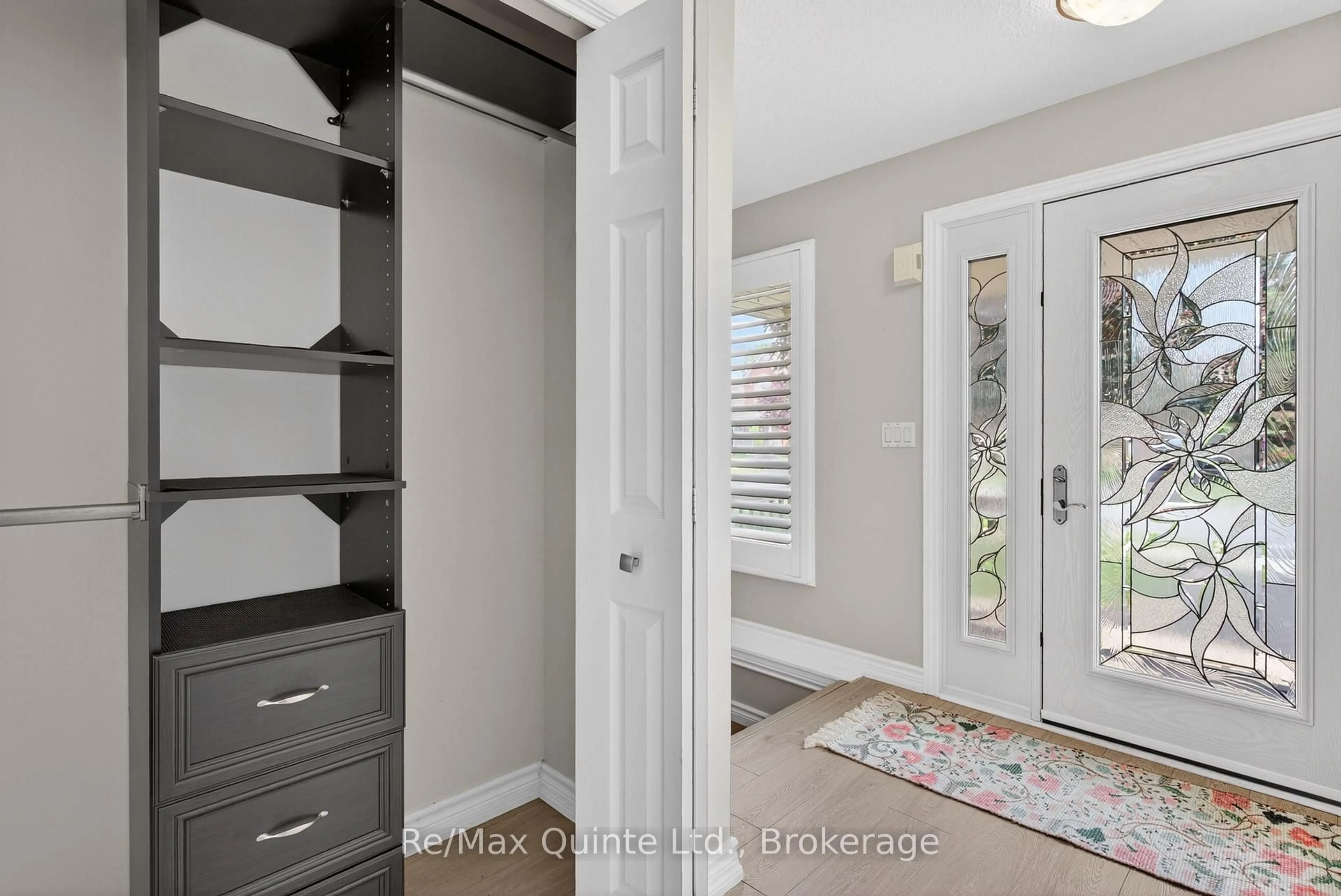 Indoor entryway for 12 Hawthorn St, Belleville Ontario K8P 5M5