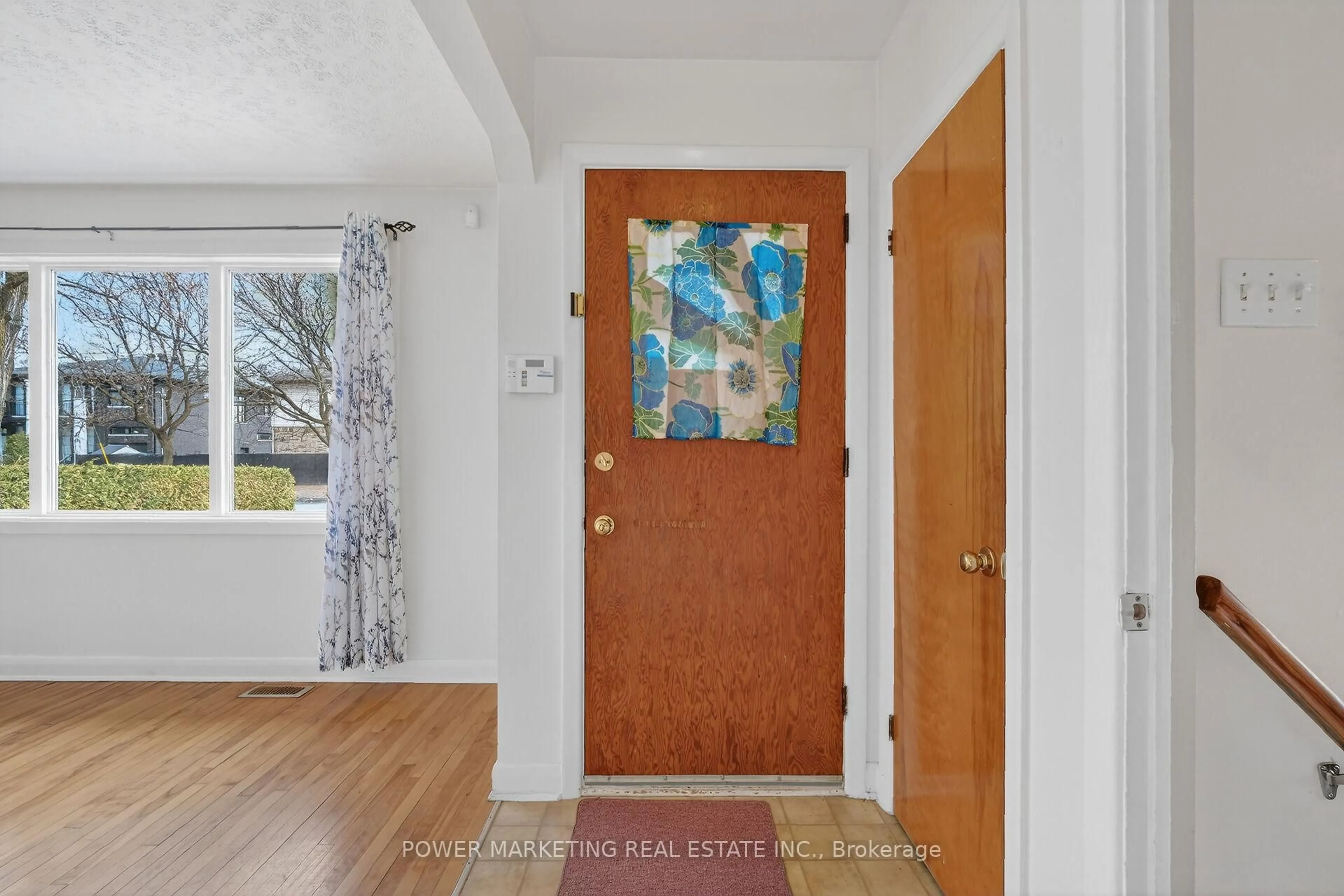 Indoor entryway for 944 Eve St, Ottawa Ontario K1K 3R4
