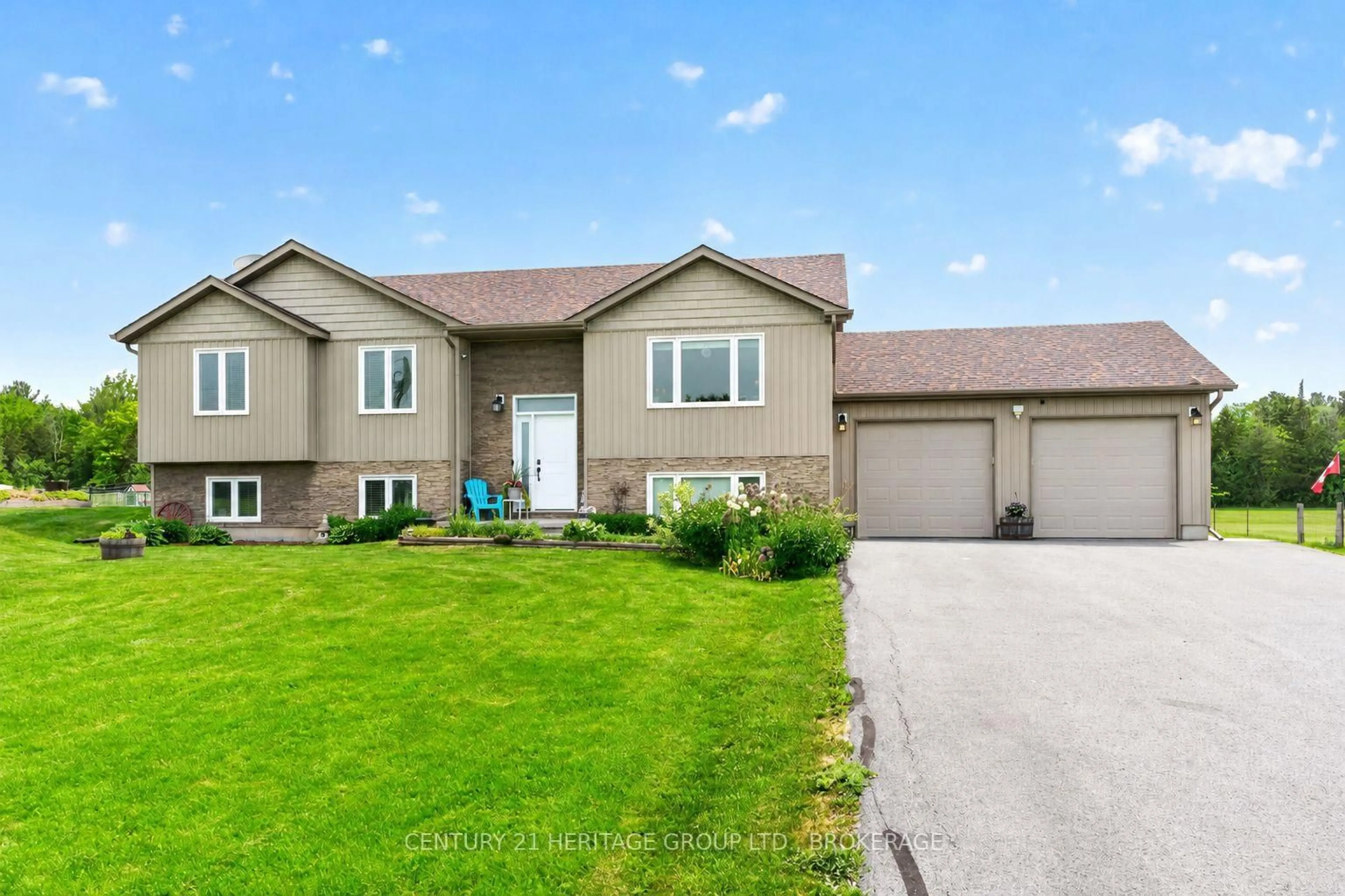 Home with vinyl exterior material, street for 4786 North Shore Cres, Perth Road Ontario K0H 2L0