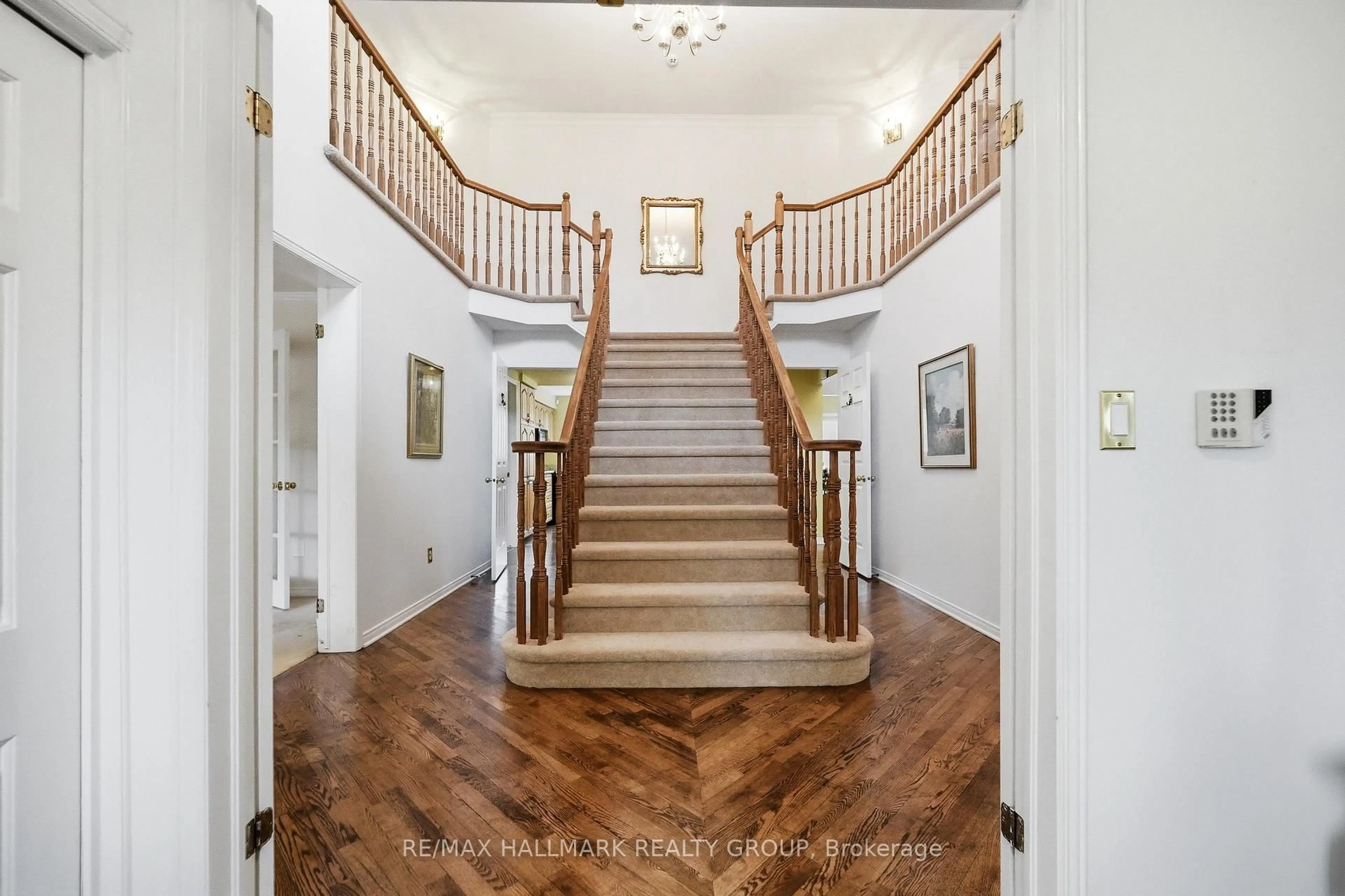 Indoor foyer for 20 Halldorson Cres, Kanata Ontario K2K 2C7