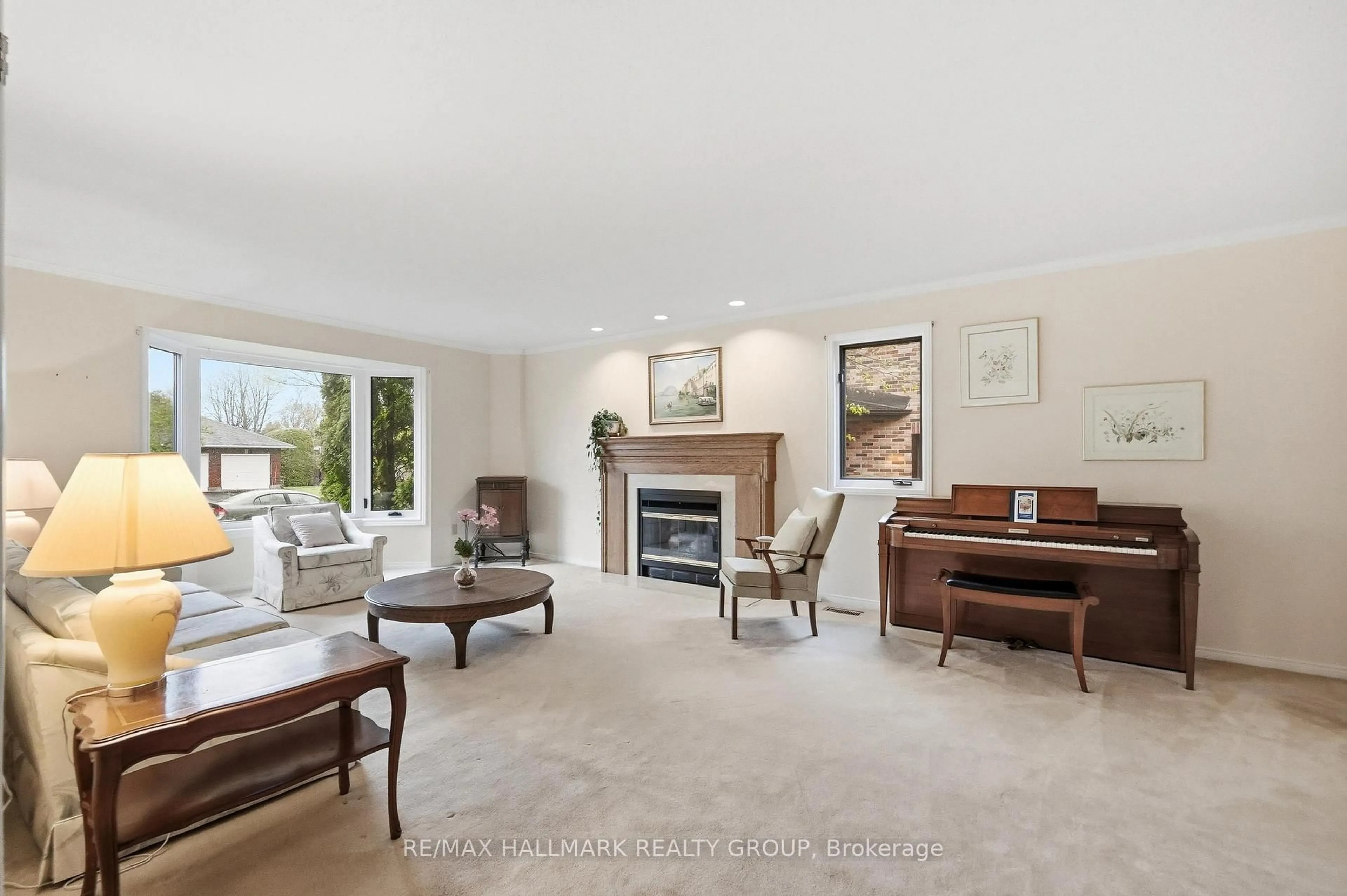 Living room with furniture, unknown for 20 Halldorson Cres, Kanata Ontario K2K 2C7