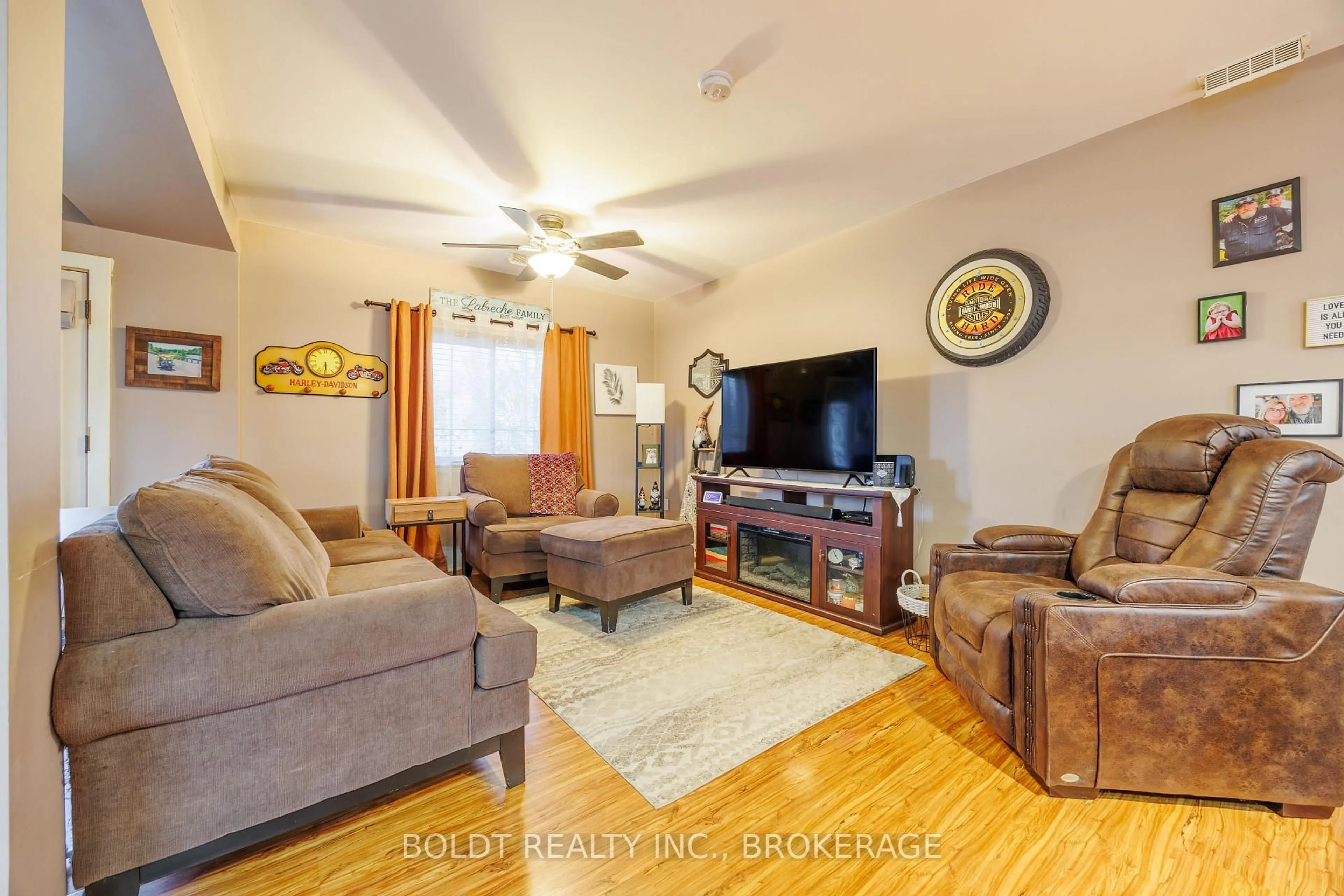 Living room with furniture, unknown for 19 Patricia Ave, Welland Ontario L3C 1E7