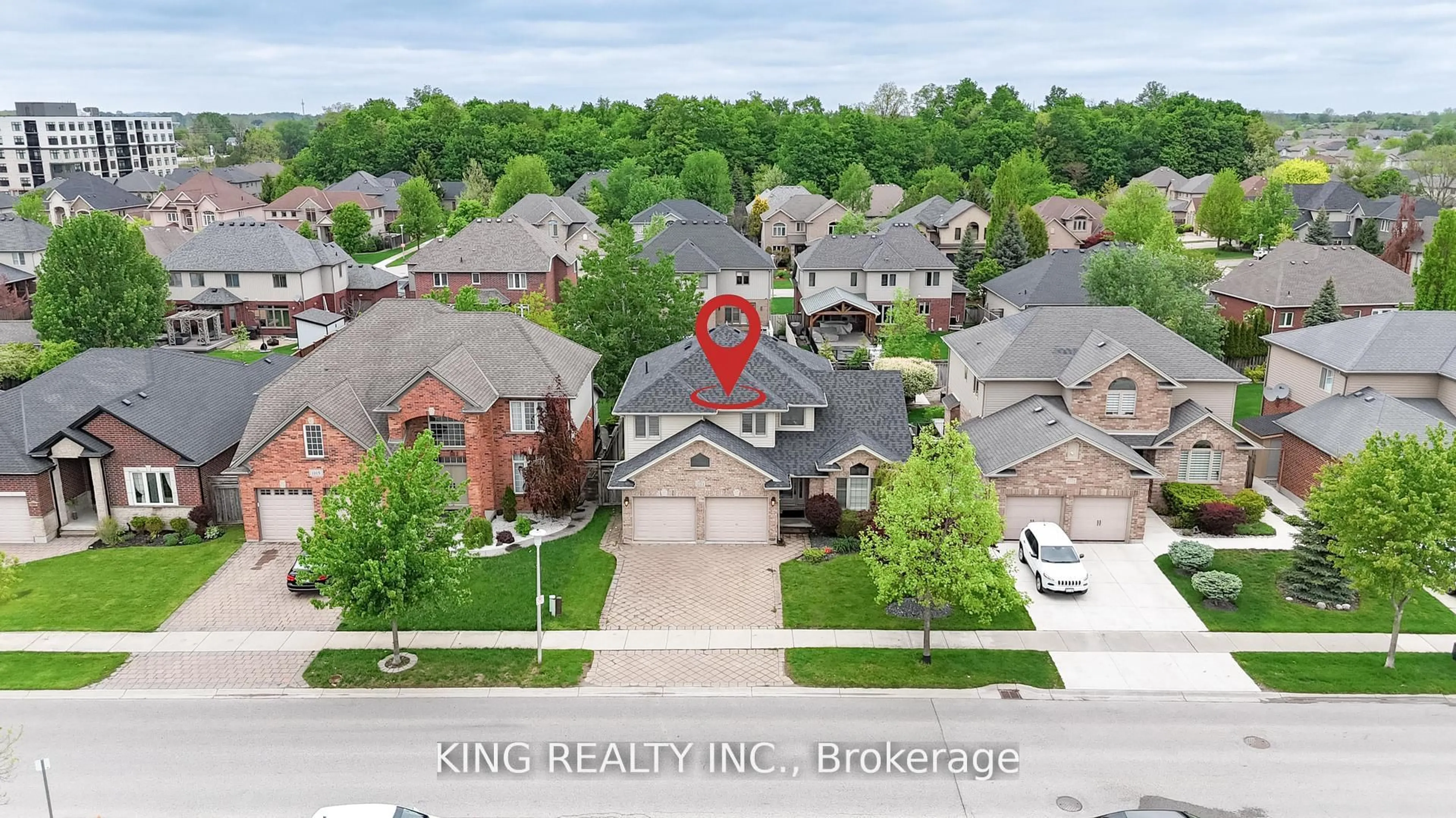 A pic from outside/outdoor area/front of a property/back of a property/a pic from drone, unknown for 1223 CORONATION Dr, London North Ontario N6G 0B4