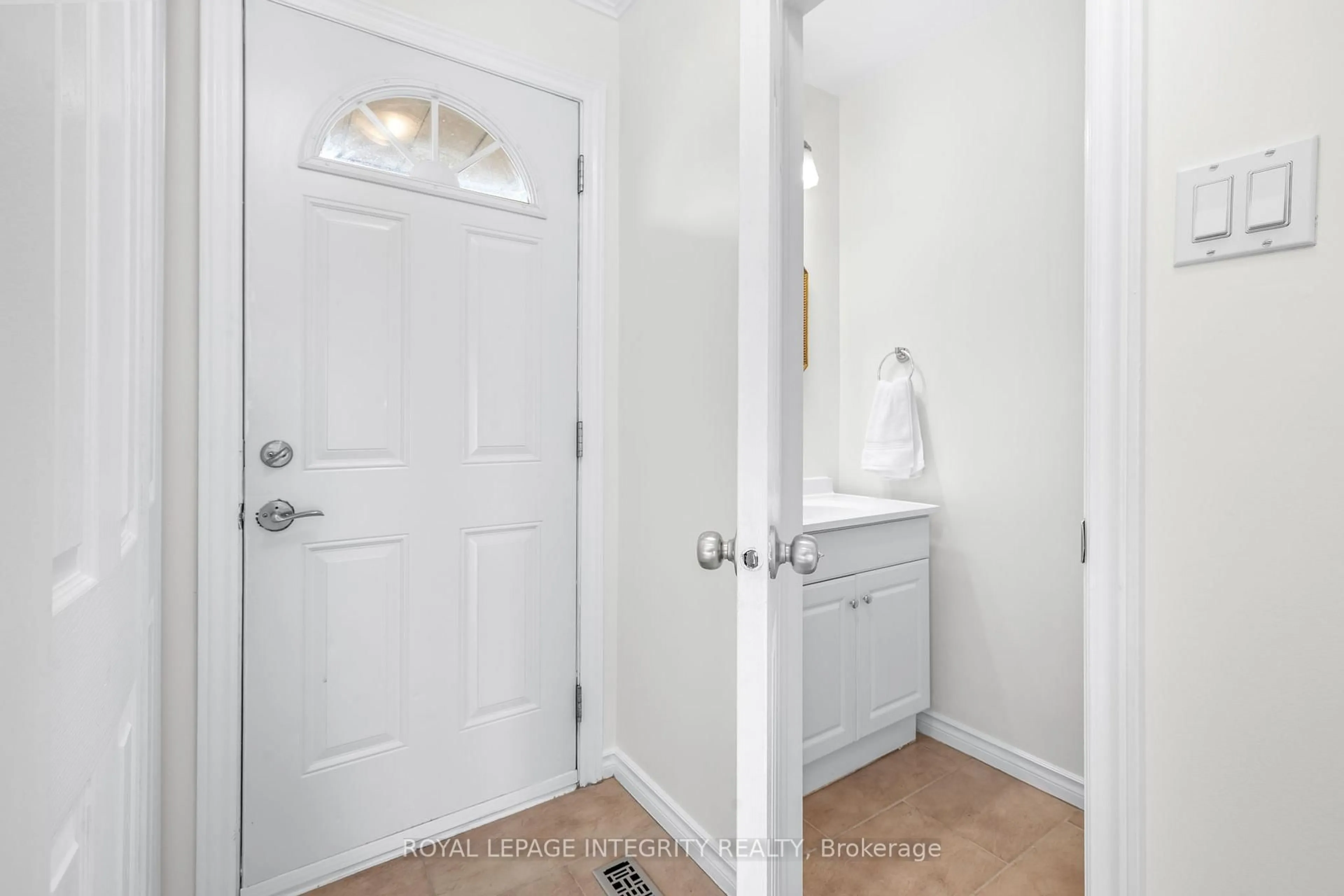 Indoor entryway for 2570 Southvale Cres #82, Ottawa Ontario K1B 5B7