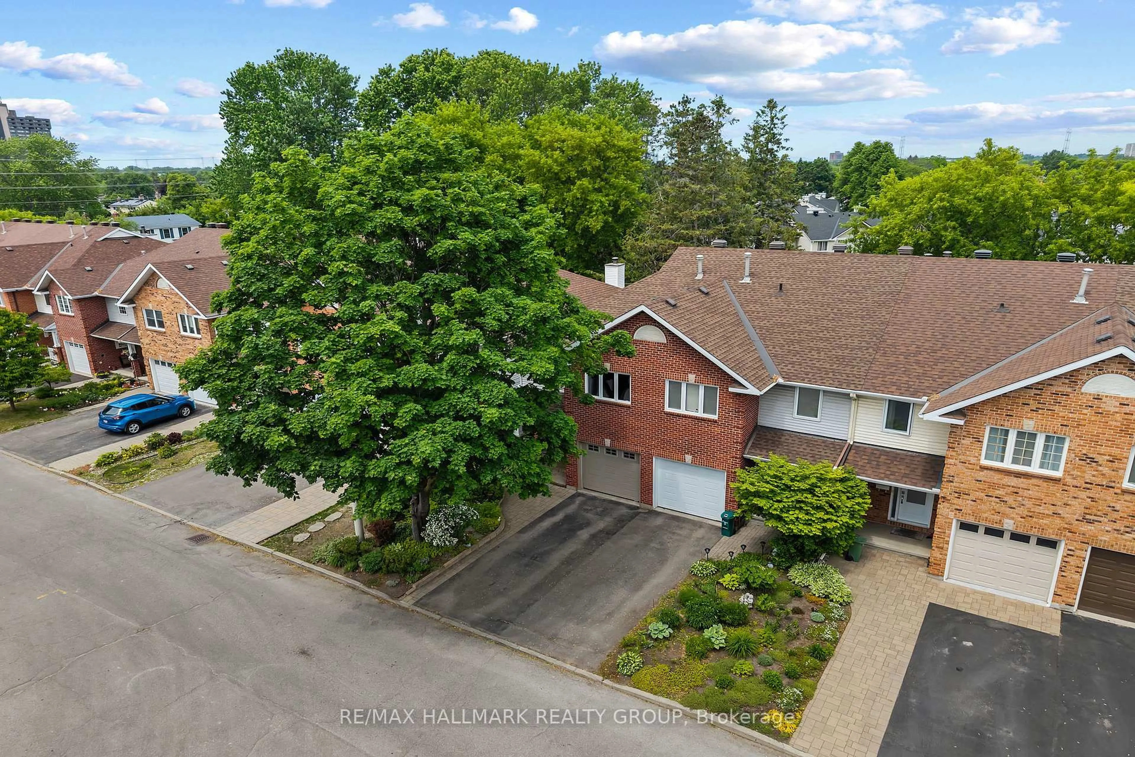 A pic from outside/outdoor area/front of a property/back of a property/a pic from drone, street for 20 Royal Oak Crt, Ottawa Ontario K1T 3N9