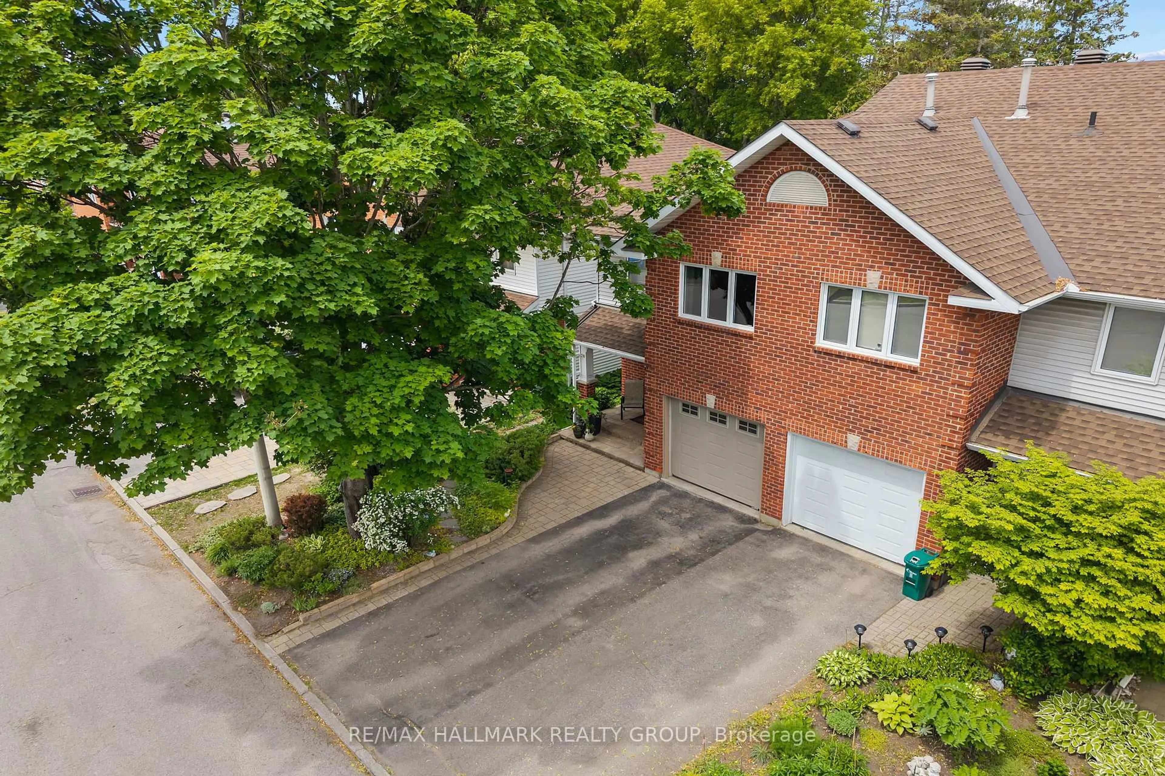 A pic from outside/outdoor area/front of a property/back of a property/a pic from drone, street for 20 Royal Oak Crt, Ottawa Ontario K1T 3N9