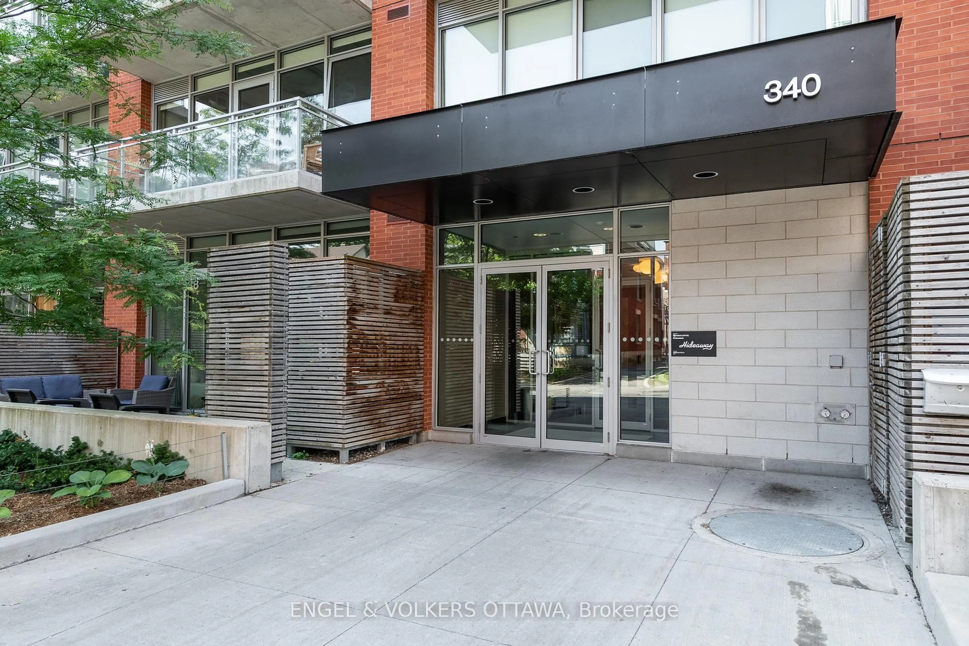 Indoor foyer for 340 Mcleod St #533, Ottawa Ontario K2P 1A4