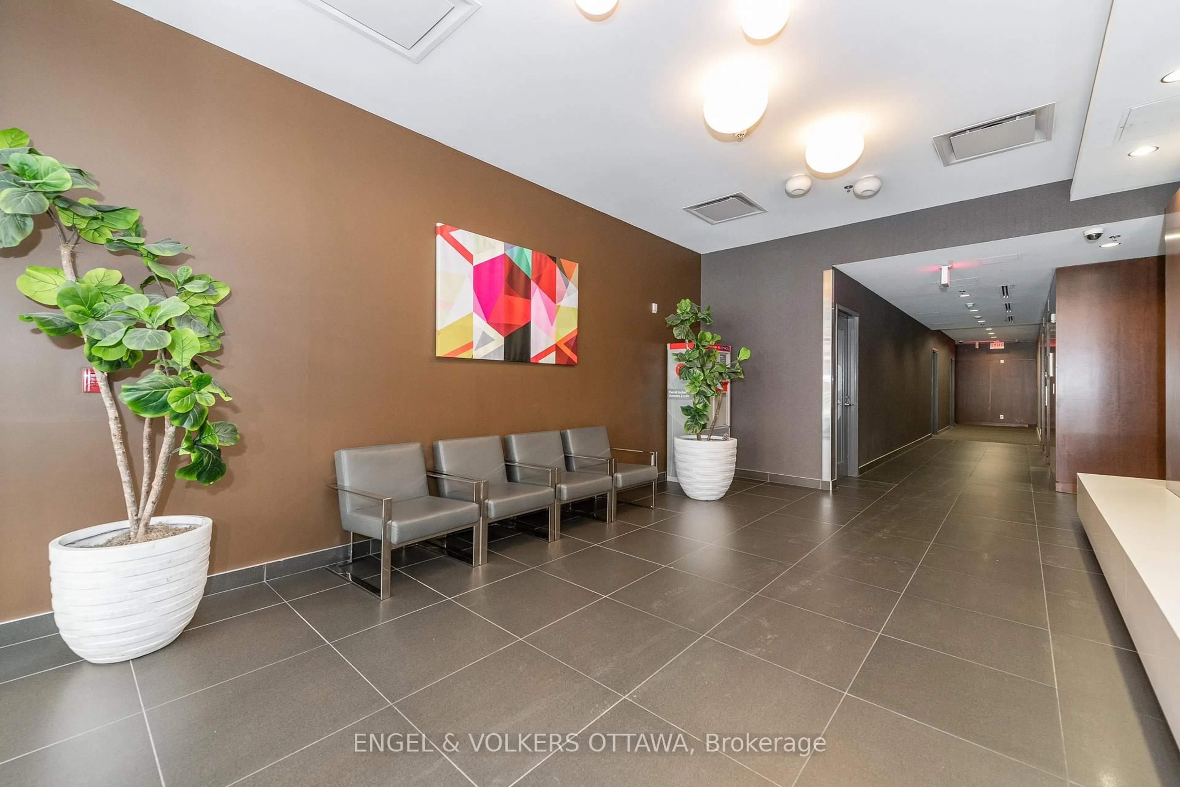 Indoor foyer for 340 Mcleod St #533, Ottawa Ontario K2P 1A4