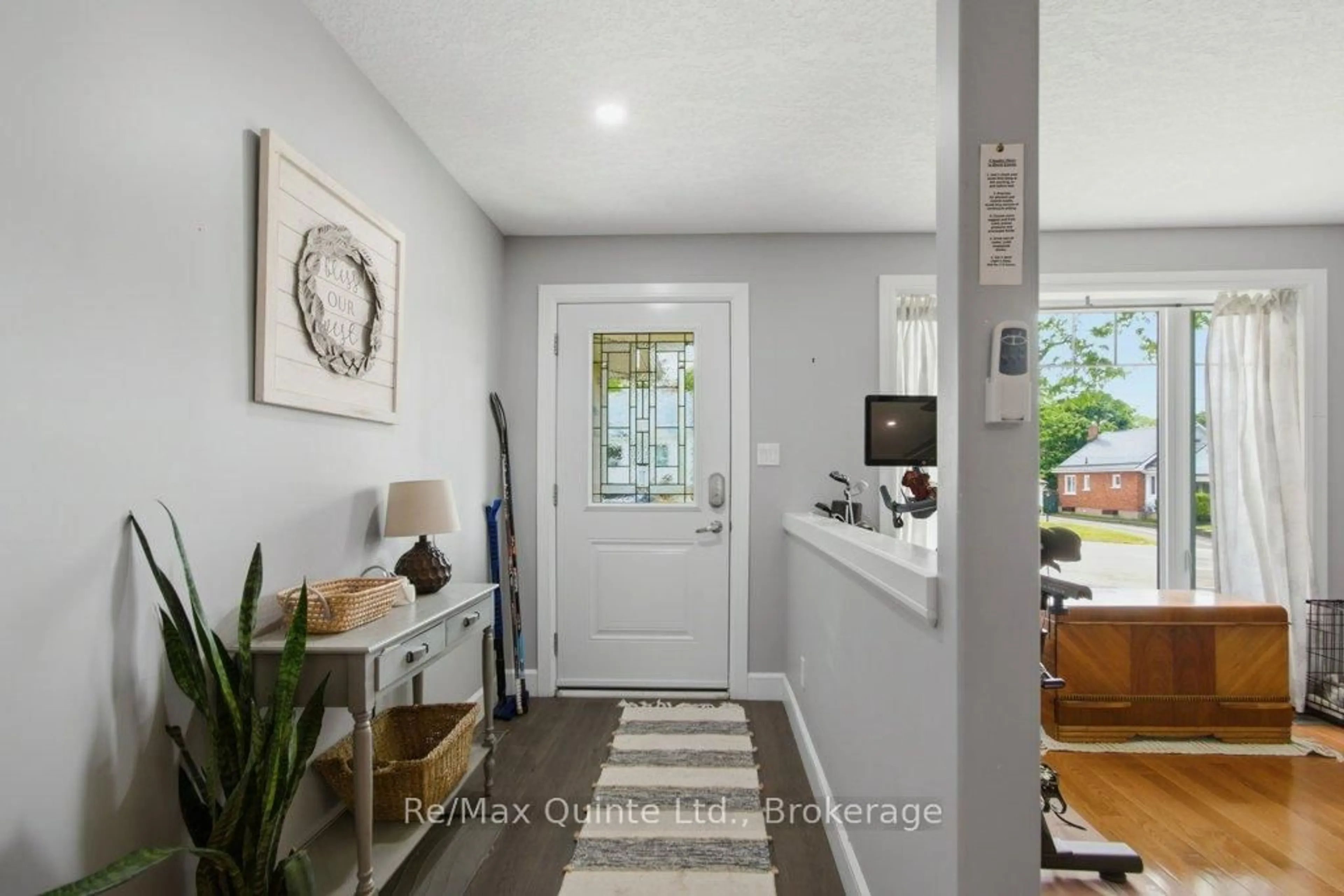 Indoor entryway for 74 Gordon St, Belleville Ontario K8P 3E8