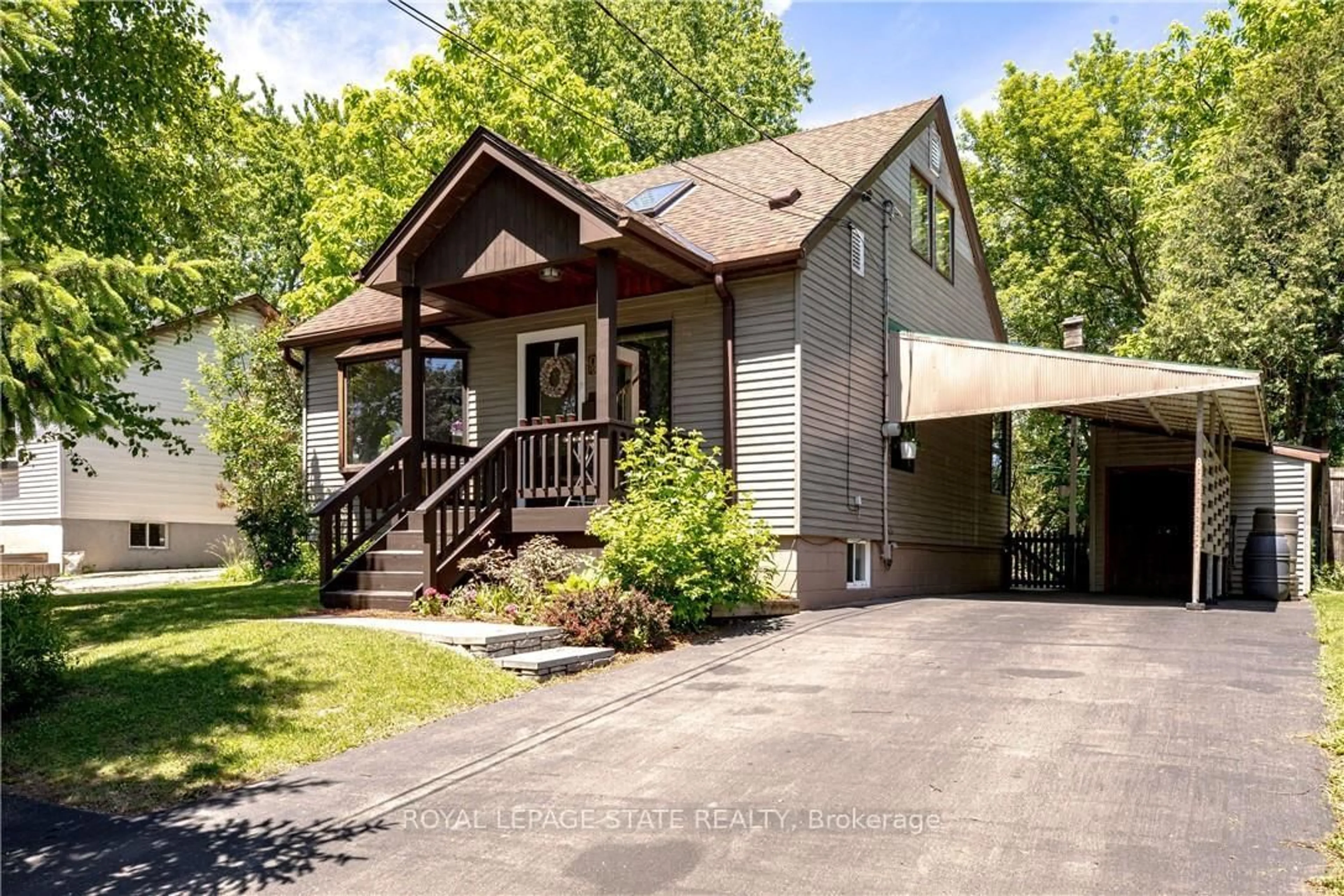 Home with vinyl exterior material, street for 9 Morton Ave, Hamilton Ontario L9H 2P4