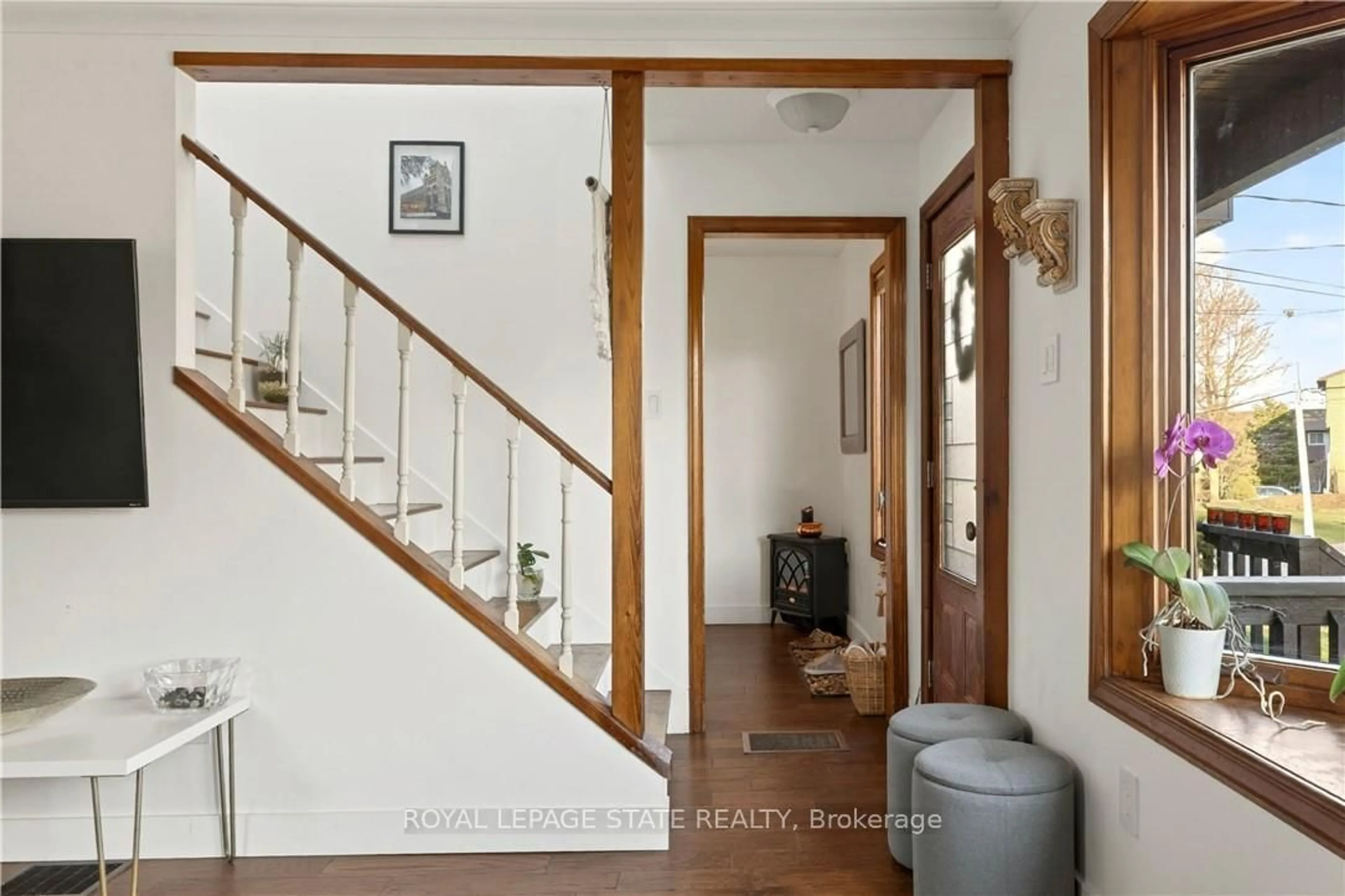 Indoor entryway for 9 Morton Ave, Hamilton Ontario L9H 2P4