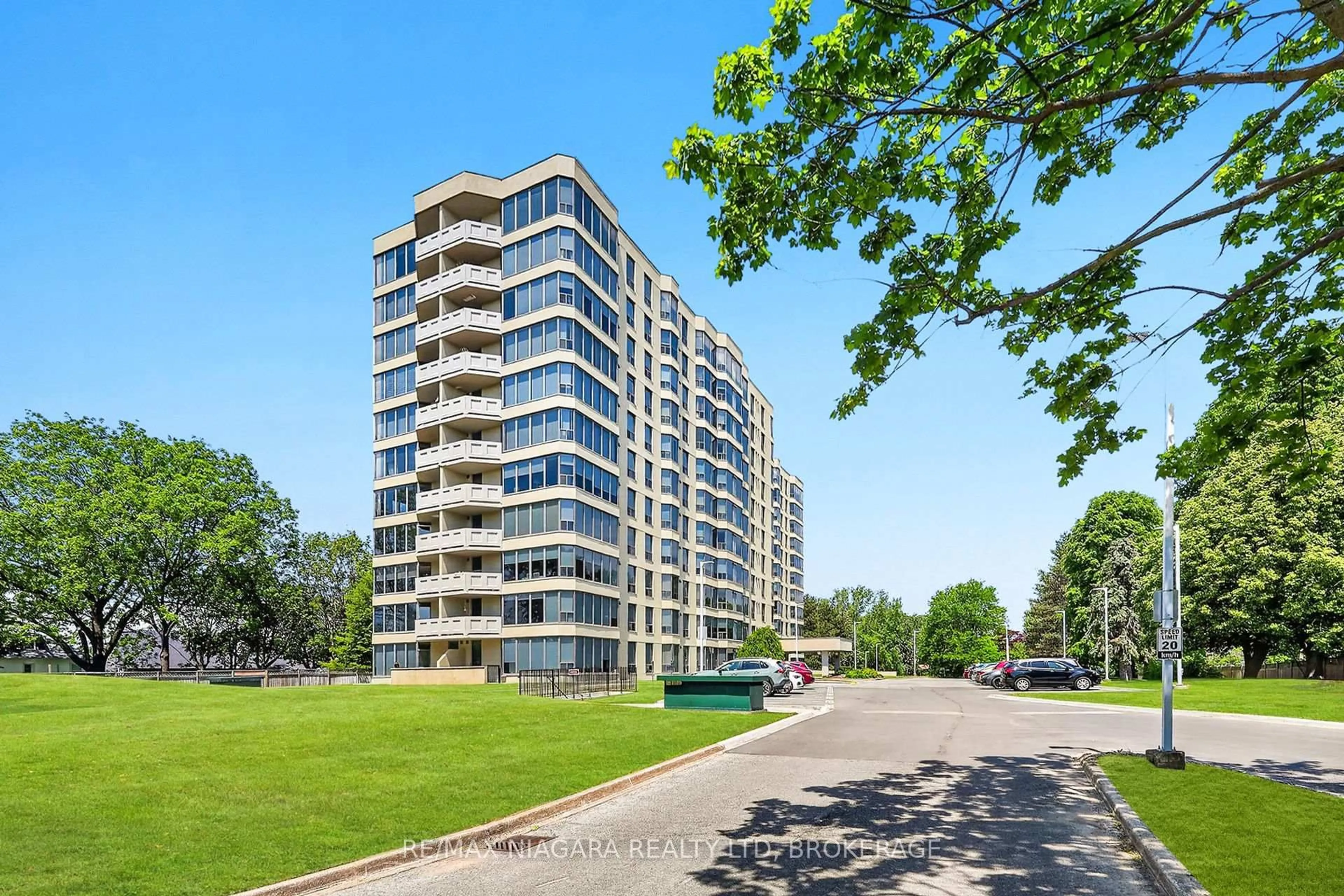 A pic from outside/outdoor area/front of a property/back of a property/a pic from drone, building for 81 Scott St #607, St. Catharines Ontario L2N 7L5