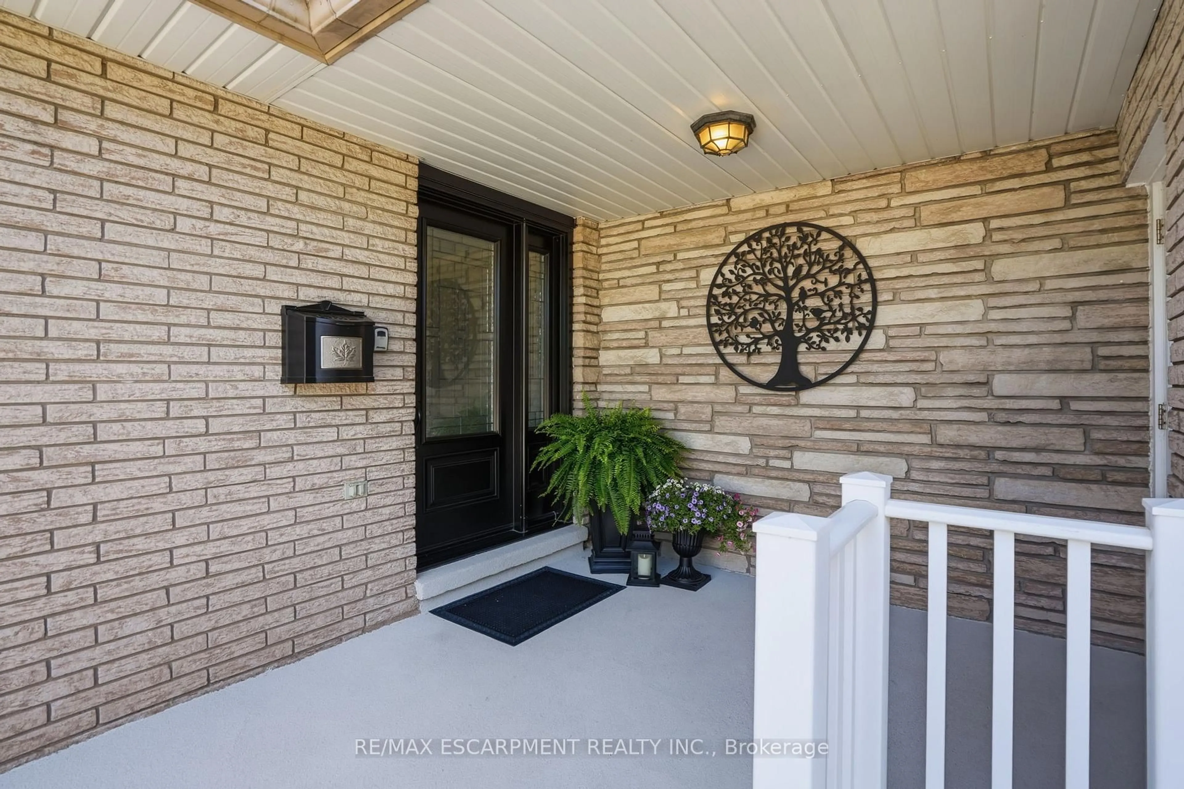 Indoor entryway for 92 Watt Ave, Welland Ontario L3B 1J4