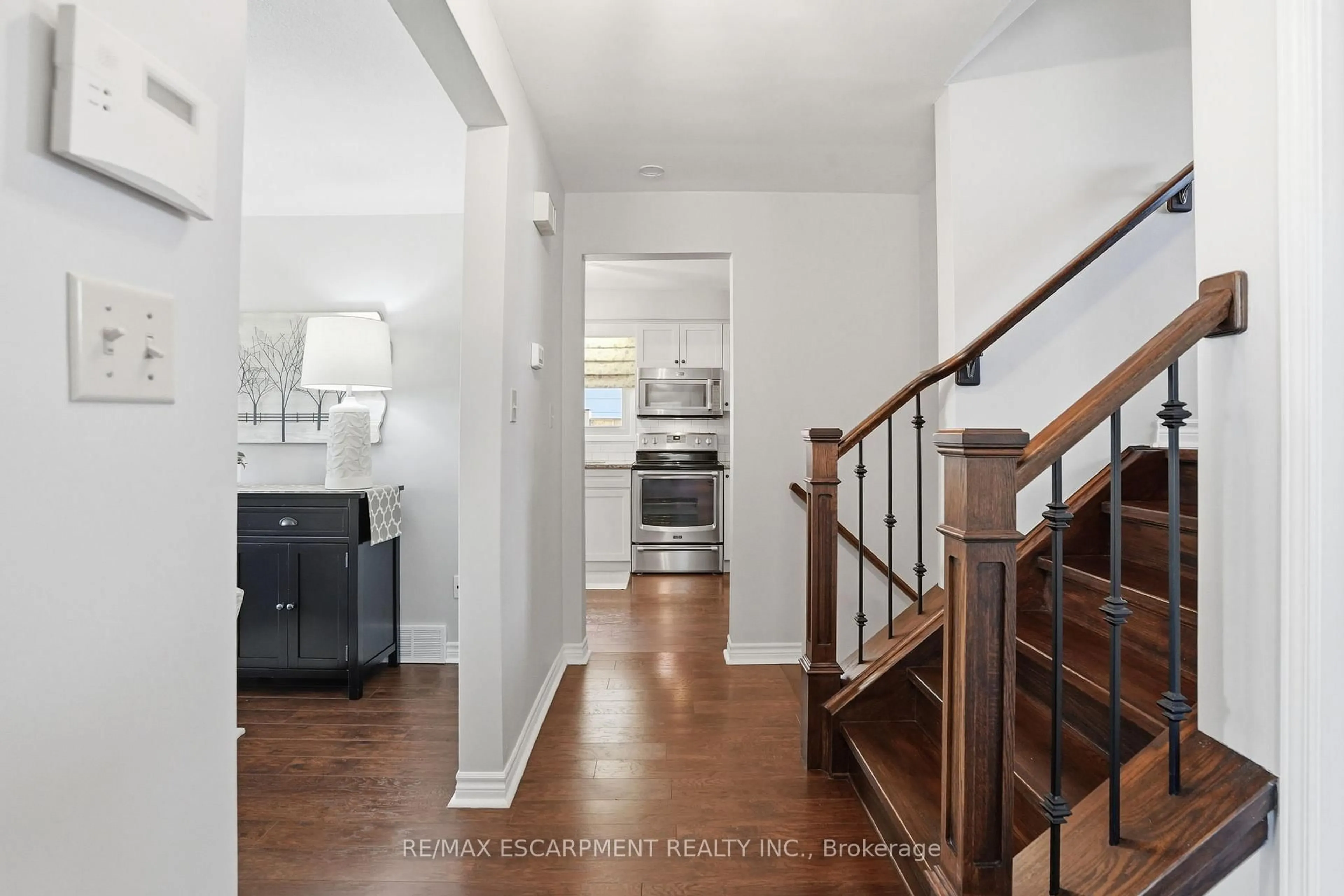 Indoor foyer for 92 Watt Ave, Welland Ontario L3B 1J4